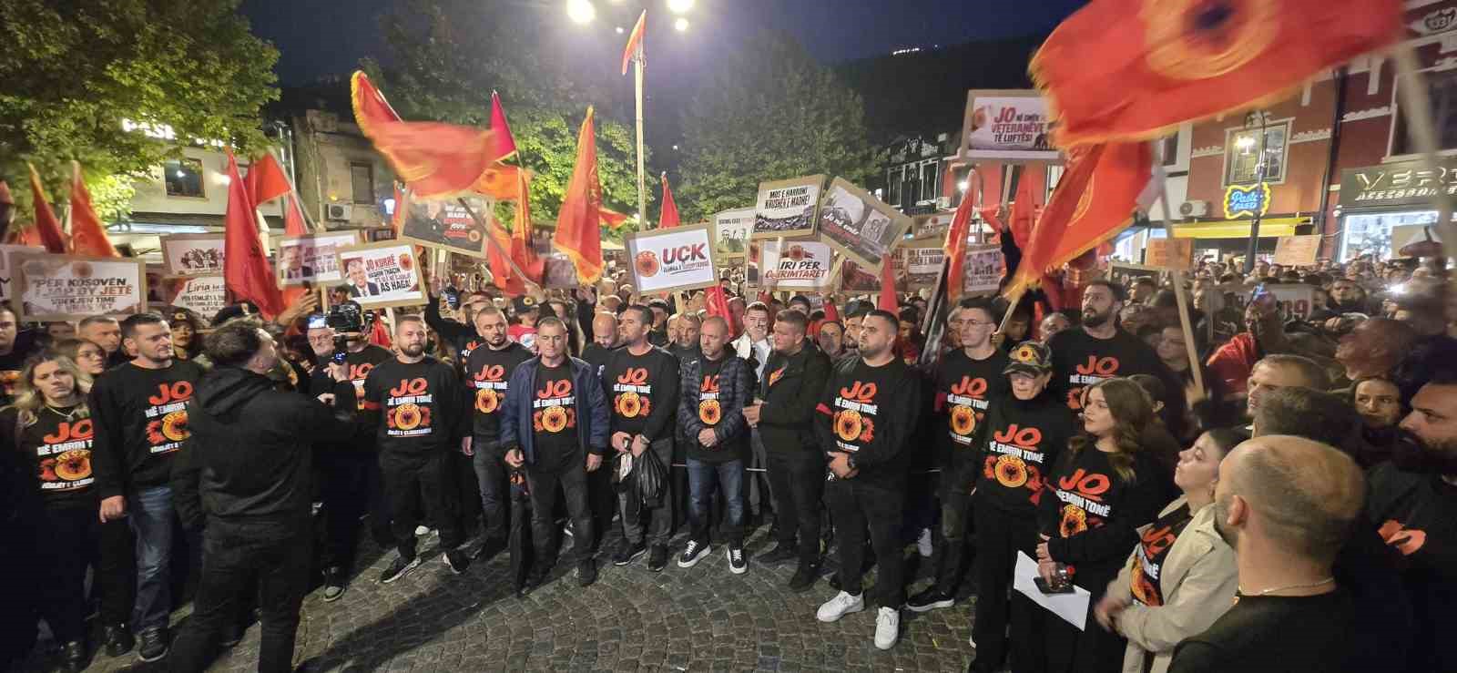 KOSOVA’DA HOLLANDA’NIN LAHEY KENTİNDEKİ KOSOVA ÖZEL MAHKEMESİ’NİN 16 EYLÜL TARİHİNDE ESKİ KOSOVA CUMHURBAŞKANI HAŞİM THAÇİ VE VE ESKİ KOSOVA KURTULUŞ ORDUSU (UÇK) LİDERLERİNE YÖNELİK VERDİĞİ HAPİS CEZASINA KARŞI PROTESTO DÜZENLENDİ.