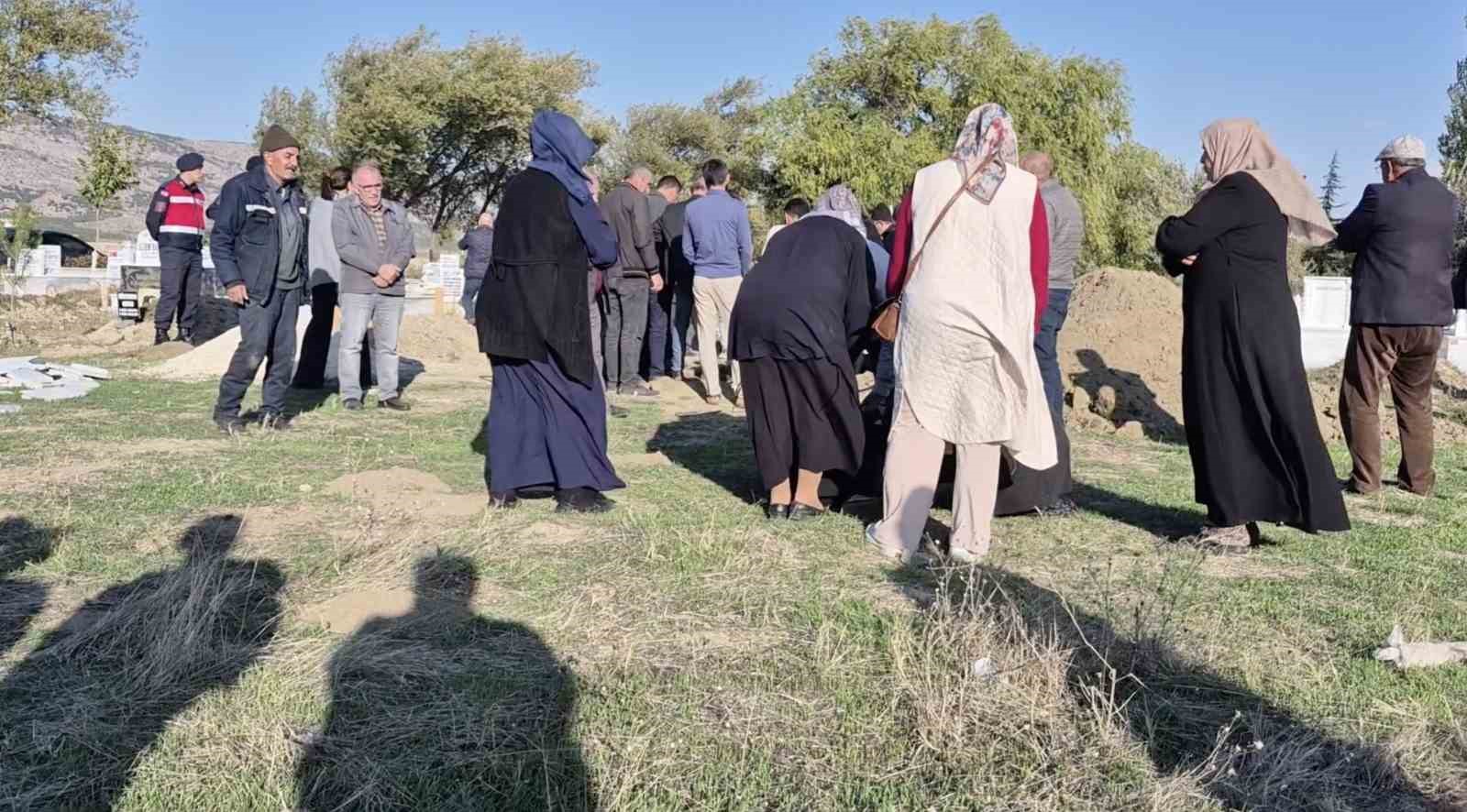 ESKİŞEHİR’DE 15 YAŞINDAKİ YEĞENİ TARAFINDAN TABANCAYLA VURULARAK HAYATINI KAYBEDEN MUHAMMED ASLANOĞLU, KILINAN CENAZE NAMAZININ ARDINDAN GÖZYAŞLARIYLA TOPRAĞA VERİLDİ. CEZAEVİNDE TUTUKLU BULUNAN ŞÜPHELİNİN BABASI G.A. İSE CENAZEYE JANDARMA GÖZETİMİNDE GETİRİLDİ.