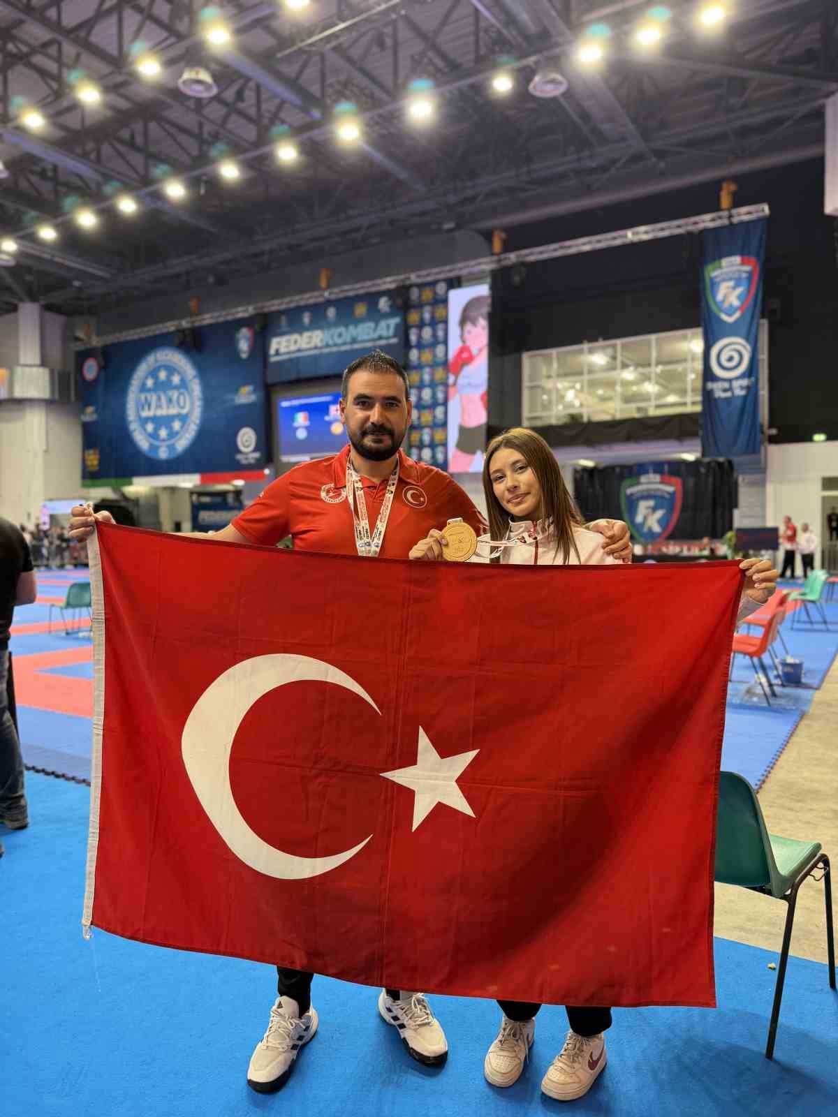 İTALYA’DA DÜZENLENEN 2026 KİCK BOKS DÜNYA ŞAMPİYONASI’NDA 50 KİLO GENÇ BAYANLAR LİGHT CONTACT KATEGORİSİNDE MÜCADELE EDEN BURSALI SPORCU ASLI SALIM, DÜNYA ÜÇÜNCÜSÜ OLARAK BRONZ MADALYA KAZANDI. SALIM, BURSA’YA DÖNÜŞÜNDE KULÜBÜ VE SEVENLERİ TARAFINDAN COŞKUYLA KARŞILANDI.