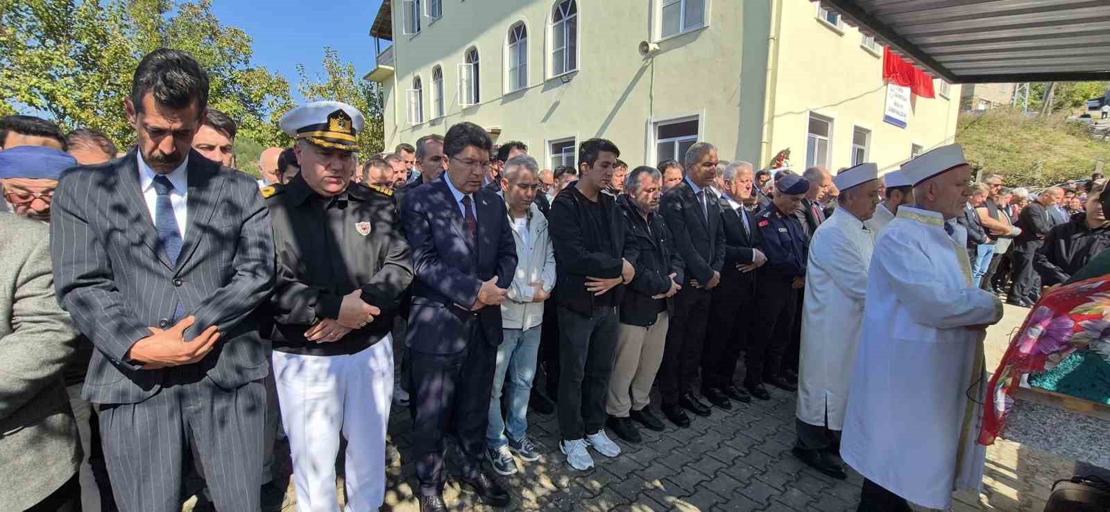 İSTANBUL’UN BAŞAKŞEHİR İLÇESİNDE BİR OKULDA MEYDANA GELEN BIÇAKLI SALDIRIDA AĞIR YARALANARAK HAYATINI KAYBEDEN 10 YAŞINDAKİ ESLEM SARE BULUT, MEMLEKETİ BARTIN’DA DÜZENLENEN CENAZE TÖRENİNİN ARDINDAN AİLE MEZARLIĞINA DEFNEDİLDİ.