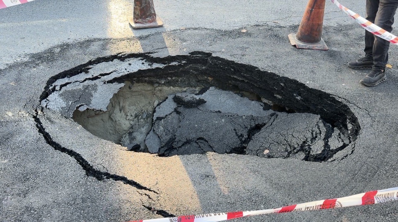 BEŞİKTAŞ’TA, YOLDA HENÜZ BİLİNMEYEN BİR NEDENLE ÇÖKME MEYDANA GELDİ. ÇÖKMENİN ARDINDAN BÖLGEDE TRAFİK AKIŞINDA AKSAMALAR YAŞANDI.