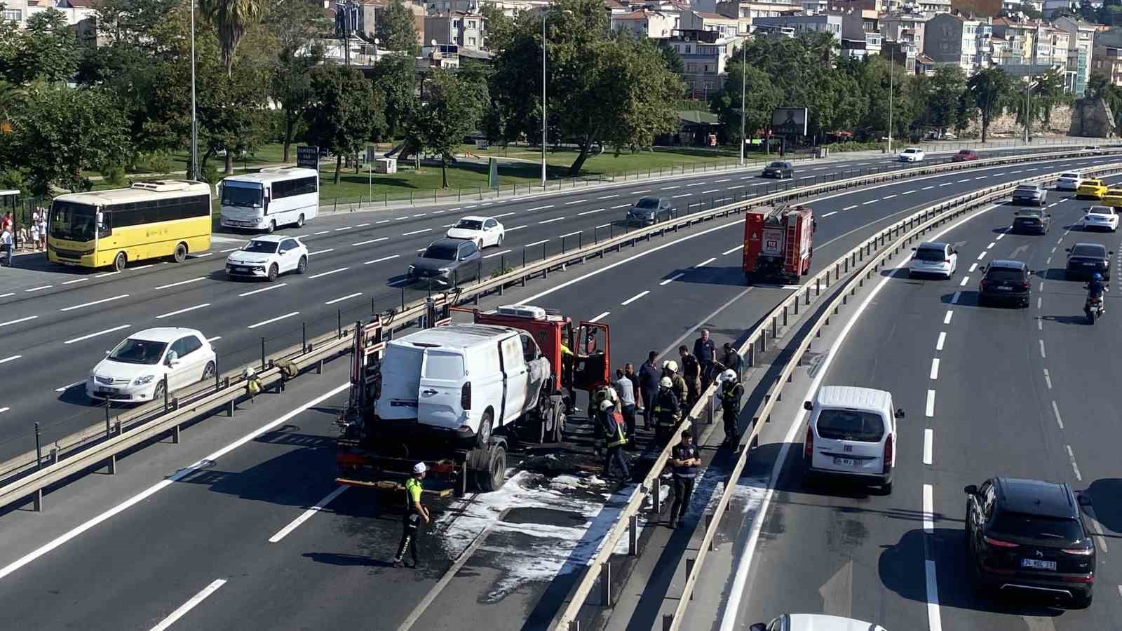 ZEYTİNBURNU'NDA SEYİR HALİNDEKİ PANELVAN ARACIN MOTOR BÖLÜMÜNDE YANGIN ÇIKTI. YANGIN NEDENİYLE SİRKECİ İSTİKAMETİ YAKLAŞIK 1,5 SAAT TRAFİĞE KAPALI KALIRKEN, UZUN ARAÇ KUYRUKLARI OLUŞTU.