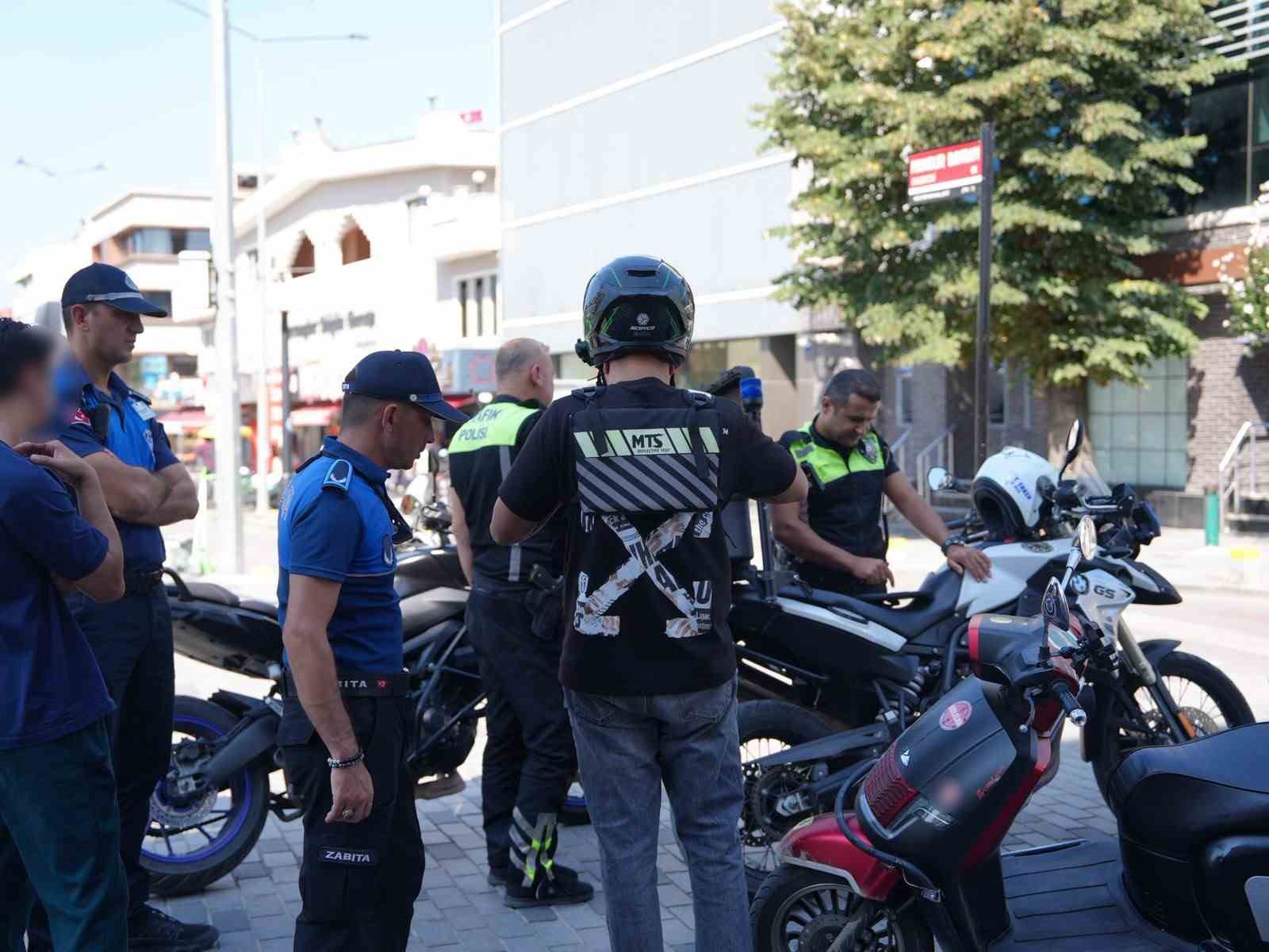 DÜZCE’DE YAYALAŞTIRILAN CADDEYE MOTOSİKLET İLE GİREN 17 SÜRÜCÜYE 52 BİN TL CEZAİ İŞLEM UYGULANDI.