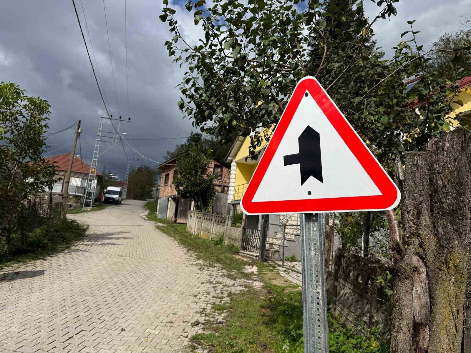 DÜZCE İL ÖZEL İDARESİ, KAYNAŞLI İLÇESİNE BAĞLI DARIYERİ BAKACAK KÖYÜ’NDE SÜRÜŞ VE YOL GÜVENLİĞİNİN ARTIRILMASI AMACIYLA TRAFİK LEVHALARINI YENİLEYEREK GEREKLİ NOKTALARA YENİ LEVHALAR YERLEŞTİRDİ.