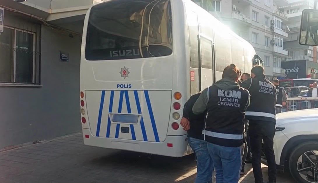 BİR İŞ YERİ İLE PARK HALİNDEKİ ARACI KUNDAKLADIKLARI BELİRLENEN 'SERCAN SAYAL ORGANİZE SUÇ ÖRGÜTÜ' ÜYESİ 5 ŞÜPHELİ, EMNİYET GÜÇLERİNİN ORTAK OPERASYONUYLA YAKALANDI.
