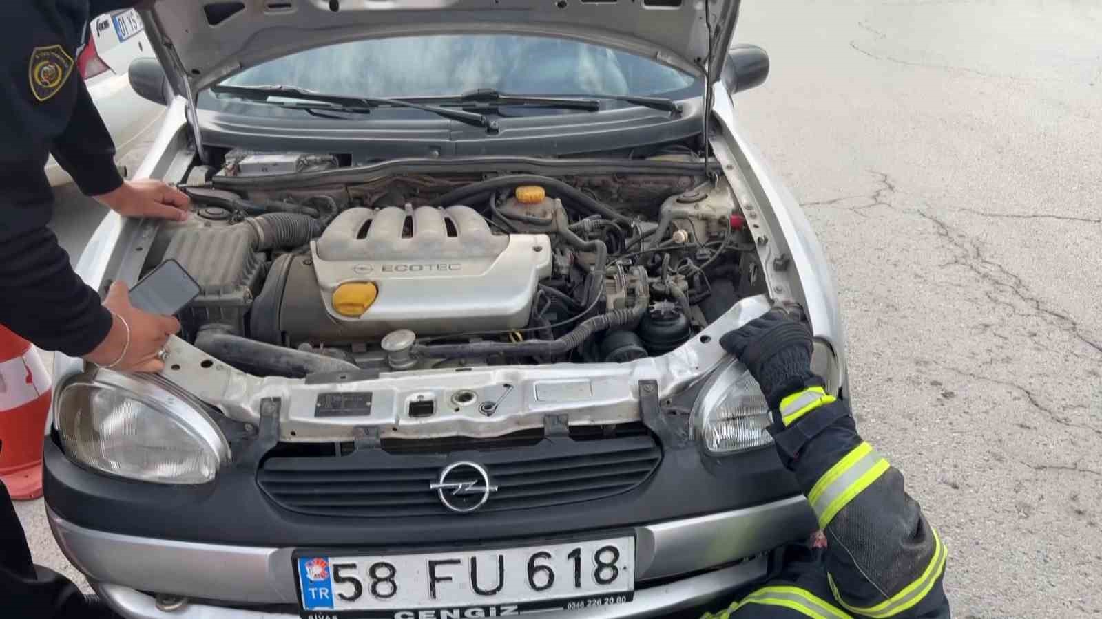 SİVAS’TA SEYİR HALİNDEKİ ARACIN SÜRÜCÜSÜ, KAPUTUN ALTINDAN SES GELDİĞİNİ FARK ETTİ. MOTOR AKSAMINDA SIKIŞAN YAVRU KEDİYİ İTFAİYE EKİPLERİ KURTARDI.
