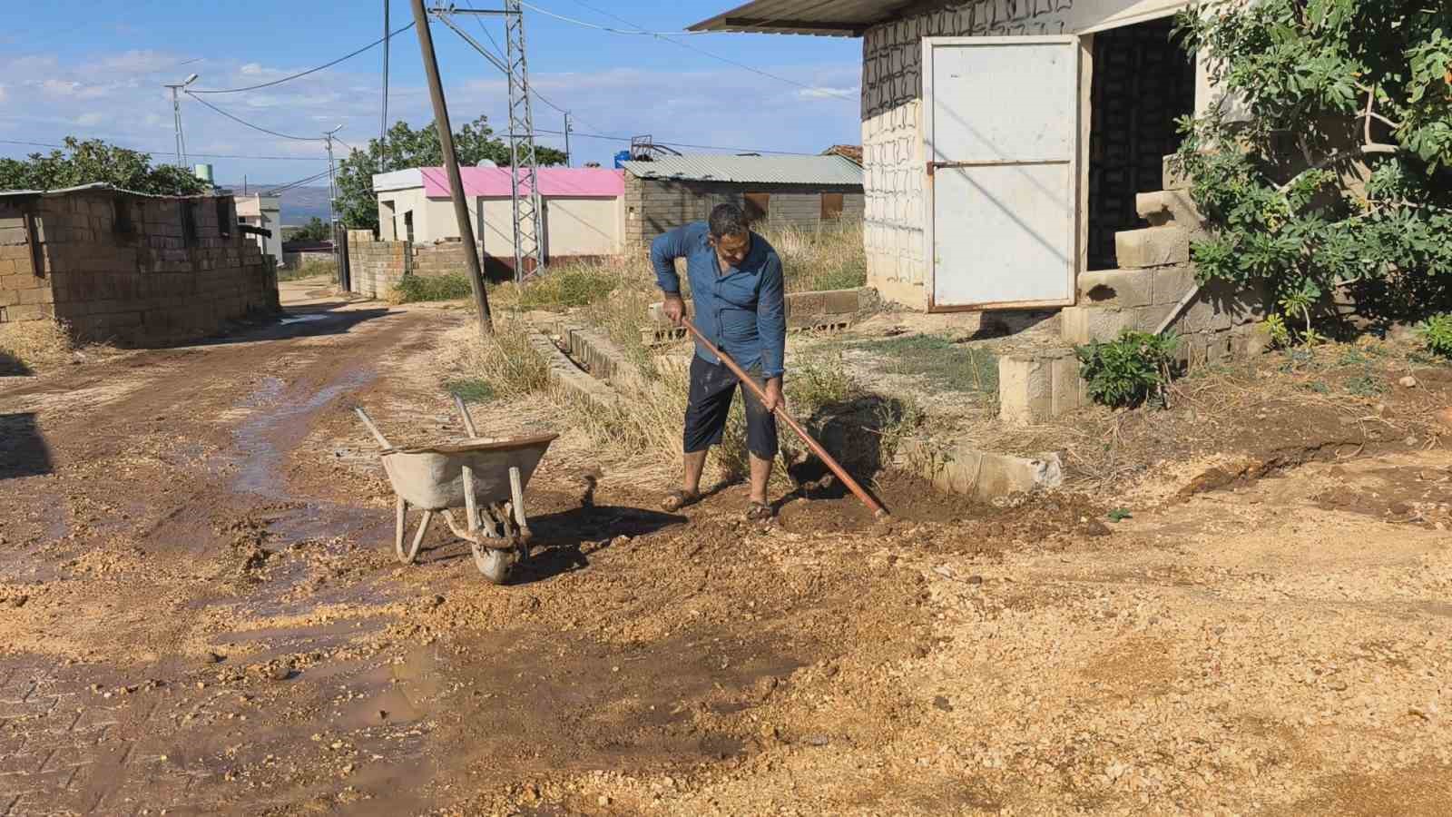 HATAY’DA KISA SÜRE ETKİLİ OLAN ŞİDDETLİ YAĞIŞ SELE NEDEN OLURKEN, SU ALTINDA KALAN TARIM ARAZİLERİNDE İNSANLAR VE HAYVANLAR ZOR ANLAR YAŞADI.