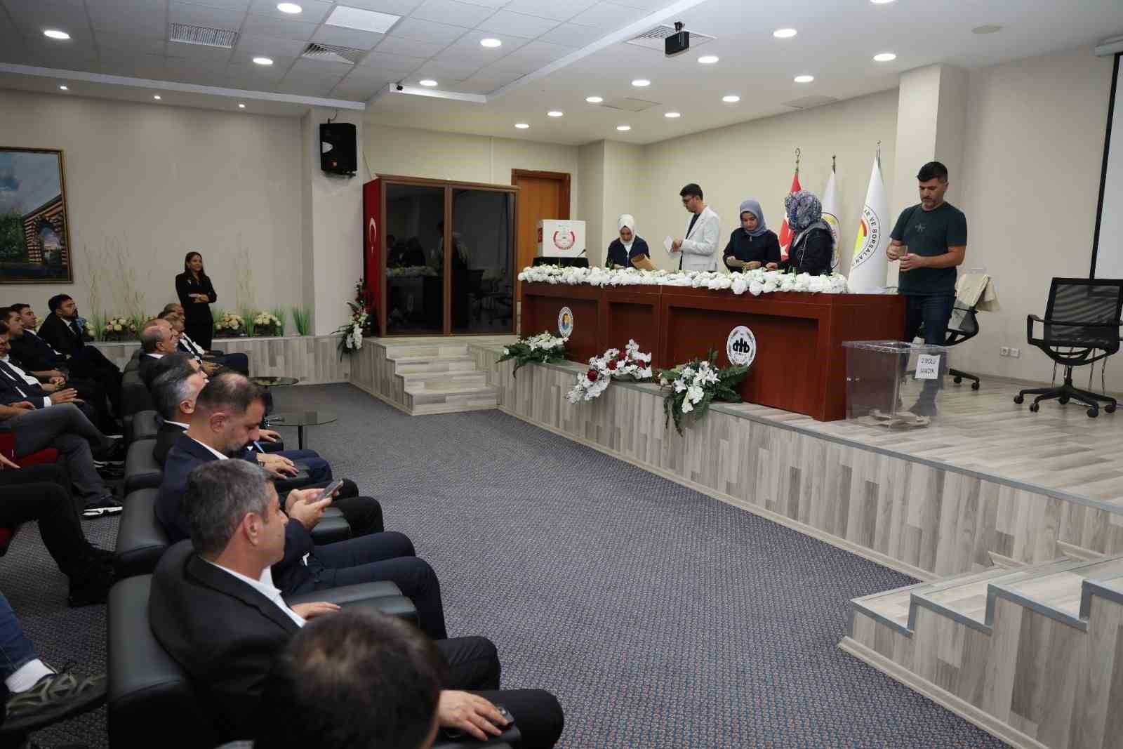 DİYARBAKIR TİCARET BORSASININ SEÇİMLERİ TAMAMLANDI. BEYAZ LİSTE İLE TEK LİSTE HALİNDE SEÇİME GİREN MEVCUT YÖNETİM KURULU BAŞKANI ENGİN YEŞİL VE YÖNETİMİ, KULLANILAN 219 OYUN TAMAMINI ALARAK YENİDEN GÖREVE SEÇİLDİ. BÖYLECE YEŞİL, ÜYELERİN DESTEĞİNİ ALARAK GÜVEN TAZELEDİ.