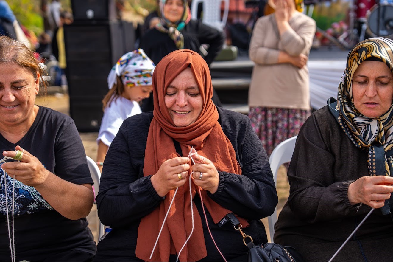 KOCAELİ'NİN GEBZE İLÇESİ DURAKLI MAHALLESİ'NDE DÜZENLENEN ETKİNLİKTE ŞALVARLARINI GİYEN KADINLAR, MÜZİK EŞLİĞİNDE DANS EDİP EGZERSİZ YAPTI, ARDINDAN İMECE USULÜYLE KIŞLIK HAZIRLIKLARA KATILDI.