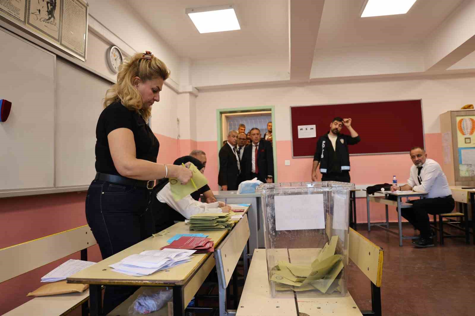 BUGÜN YAPILAN ELAZIĞ TİCARET VE SANAYİ ODASI ORGAN SEÇİMLERİNDE, OY SAYIM İŞLEMLERİNİN ARDINDAN MEVCUT BAŞKAN İDRİS ALAN YENİ DÖNEM İÇİN YENİDEN GÖREVE SEÇİLDİ