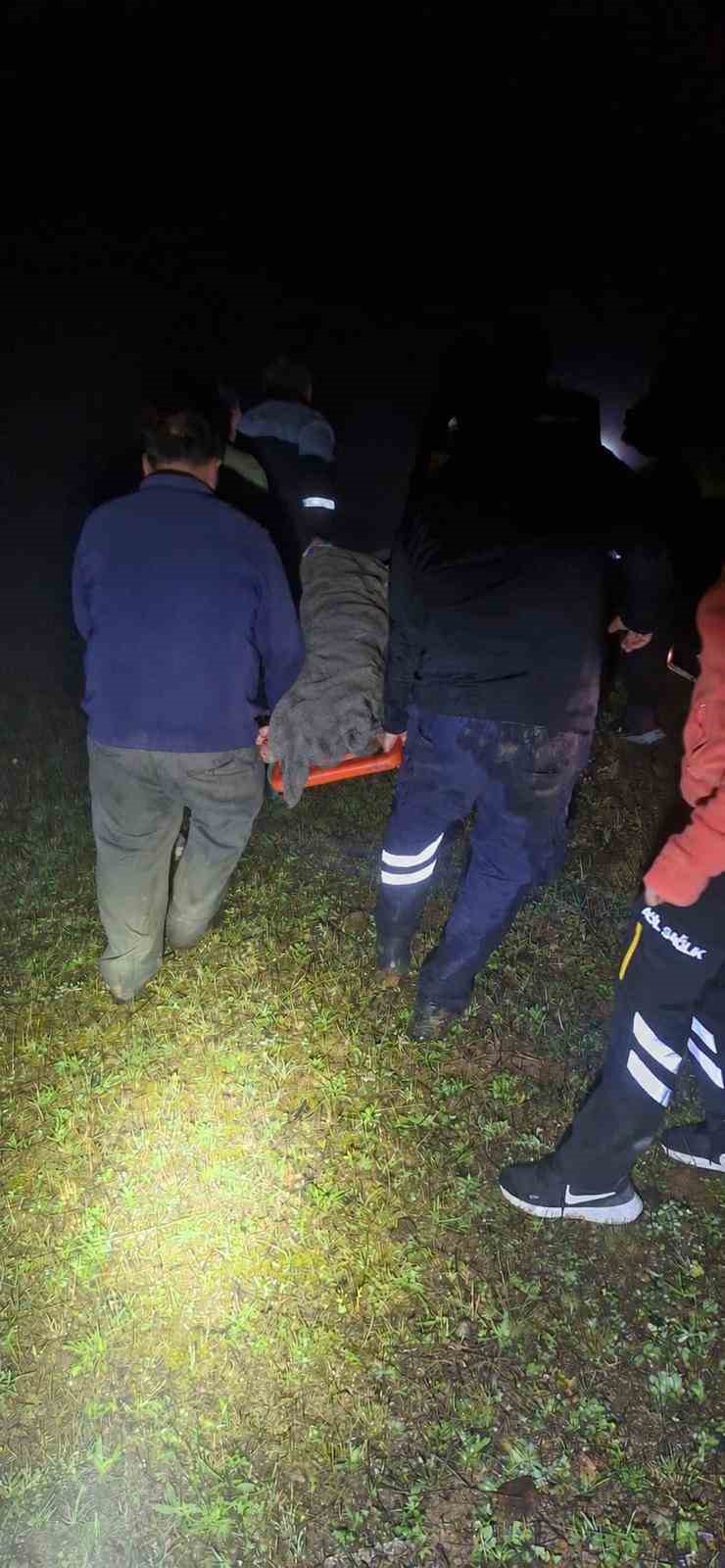 ARTVİN’İN YUSUFELİ İLÇESİNDE CEVİZLİ KÖYÜ MEZRASINA GİDERKEN YAKLAŞIK 300 METRELİK UÇURUMA YUVARLANAN ARAÇTAKİ BABA HAYATINI KAYBETTİ, İKİ ÇOCUĞU YARALANDI.