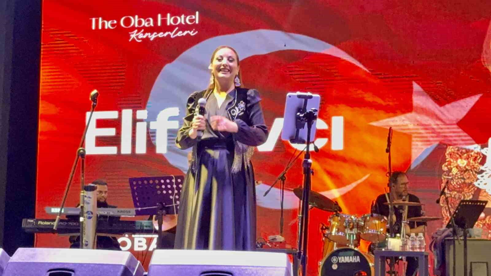 TÜRK HALK MÜZİĞİNİN GÜÇLÜ SESİ ELİF AVCI, BODRUM'DA SAHNE ALDIĞI KONSERDE GÜÇLÜ YORUMUYLA DİNLEYİCİLERE MÜZİK DOLU BİR GECE YAŞATTI.