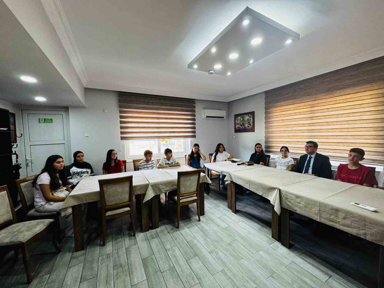 AYDIN’IN BOZDOĞAN İLÇESİNDE LİSELERE GEÇİŞ SİSTEMİ (LGS) SINAVINDA YÜZDE 10’LUK BAŞARI DİLİMİNE GİREN ÖĞRENCİLER, BAŞARILARINDAN DOLAYI DÜZENLENEN ETKİNLİKTE ÖDÜLLENDİRİLDİ.