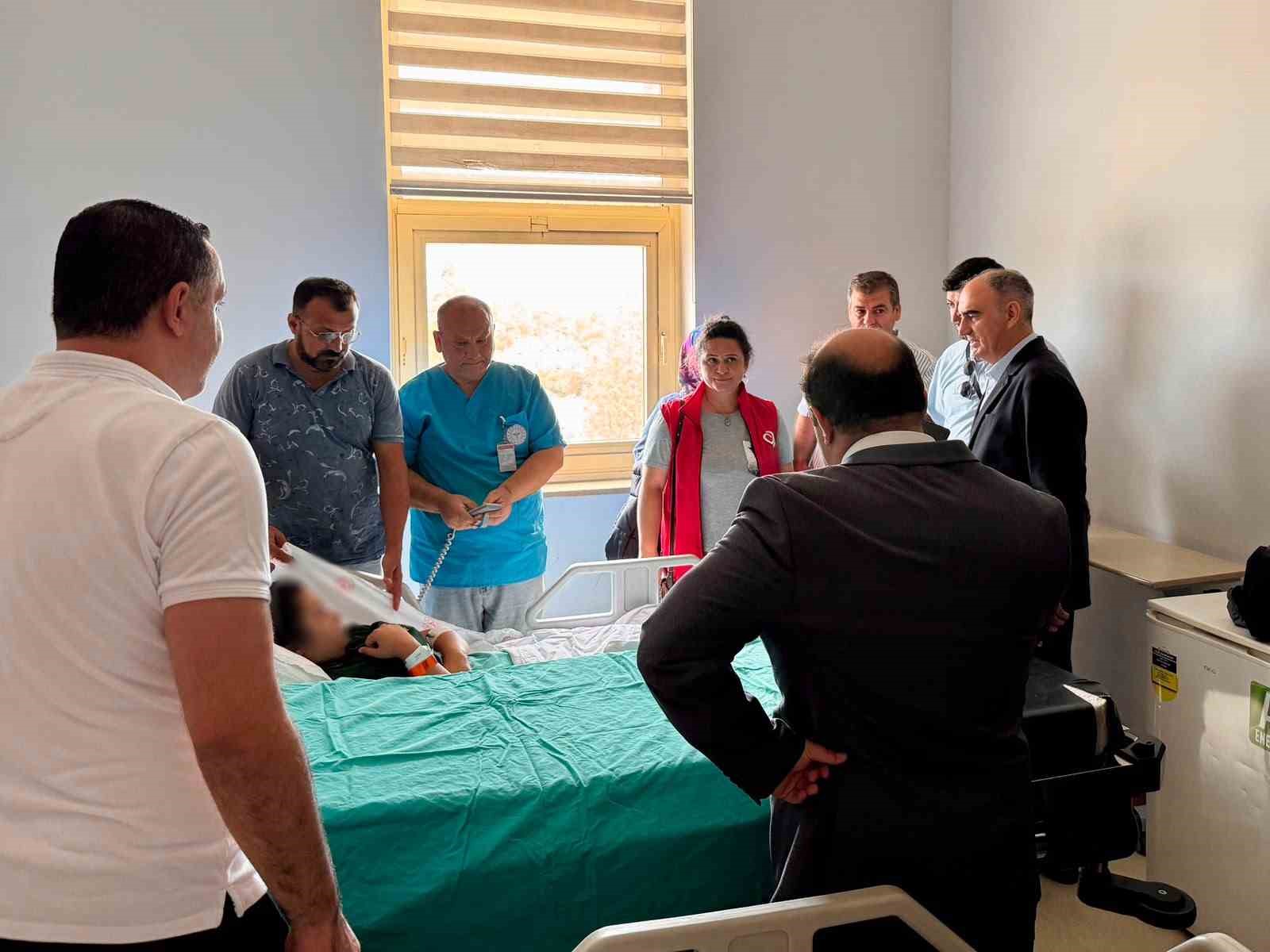 TURGUTLU’DA KRİZ MASASI OLUŞTURULURKEN, YARALI ÖĞRENCİLERİ HASTANEDE ZİYARET EDEN ÖZKAN, VELİLERLE GÖRÜŞTÜ VE DOKTORLARDAN ÖĞRENCİLERİN SAĞLIK DURUMLARI HAKKINDA BİLGİ ALDI.