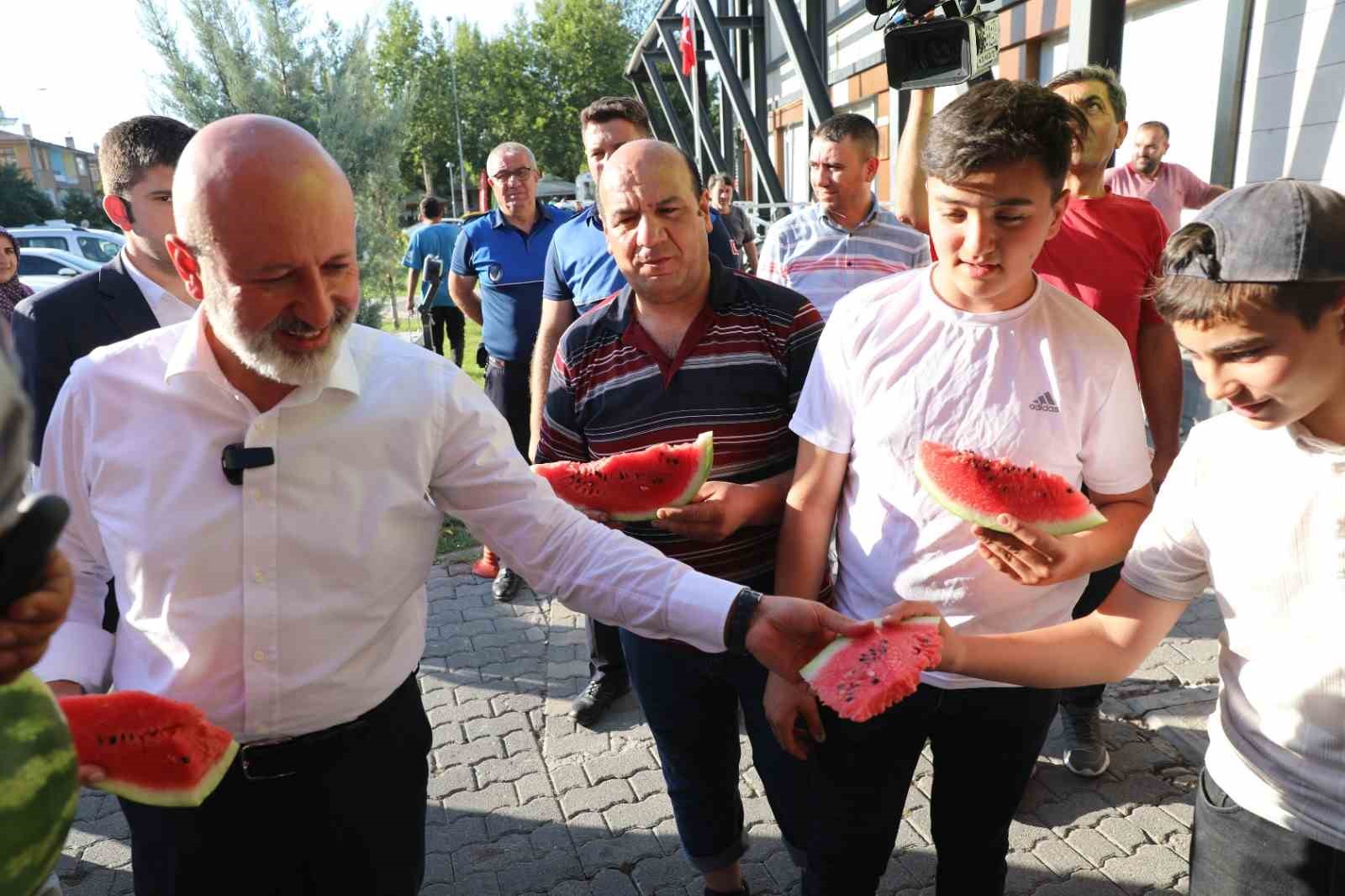 KOCASİNAN BELEDİYESİ, VATANDAŞLARIN HUZURU, GÜVENLİĞİ VE SAĞLIKLI BİR ORTAMDA ALIŞVERİŞ YAPABİLMESİ İÇİN SAHA ÇALIŞMALARINI ARALIKSIZ SÜRDÜRÜYOR. KOCASİNAN BELEDİYESİ ZABITA MÜDÜRLÜĞÜ EKİPLERİ, GECE GÜNDÜZ DEMEDEN GERÇEKLEŞTİRDİĞİ DENETİMLERE PAZAR YERLERİNDE DE DEVAM EDEREK VATANDAŞLARIN VE PAZARCI ESNAFININ DAHA DÜZENLİ VE GÜVENLİ BİR ORTAMDA HİZMET ALMASINI SAĞLIYOR. ZABITA EKİPLERİNİN VATANDAŞLARIN YAŞAM KALİTESİNİ DOĞRUDAN ETKİLEYEN ÖNEMLİ BİR GÖREVİ YERİNE GETİRDİĞİNE DİKKAT ÇEKEN BAŞKAN ÇOLAKBAYRAKDAR, "HEMŞEHRİLERİMİZİN HUZURU VE ESNAFIMIZIN DÜZENİ İÇİN DENETİMLERİMİZİ KARARLILIKLA SÜRDÜRÜYORUZ." DEDİ.