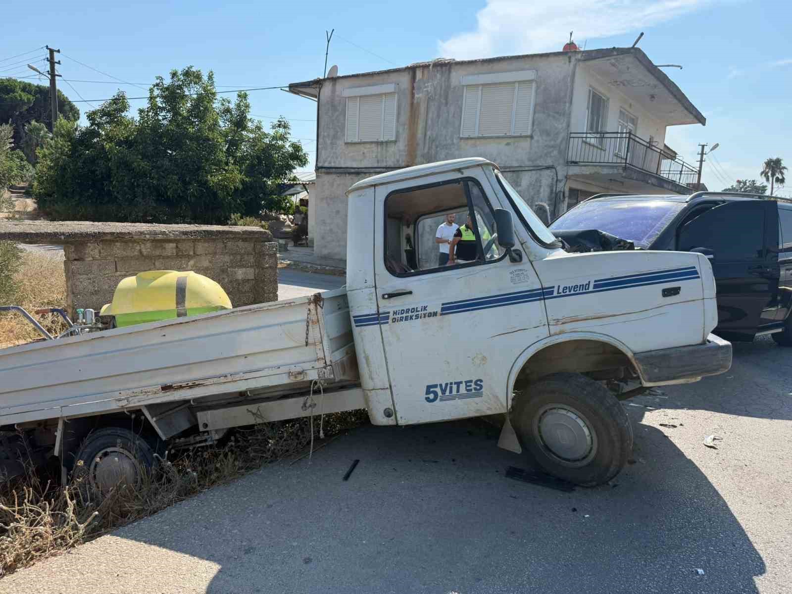 ANTALYA’NIN SERİK İLÇESİNDE VİP MİNİBÜS İLE KAMYONETİN ÇARPIŞMASI SONUCU MEYDANA GELEN TRAFİK KAZASINDA KAMYONET SÜRÜCÜSÜ YARALANDI. ARAÇTA BULUNAN 5 KİŞİLİK TURİST AİLE İSE KAZADAN YARA ALMADAN KURTULDU.