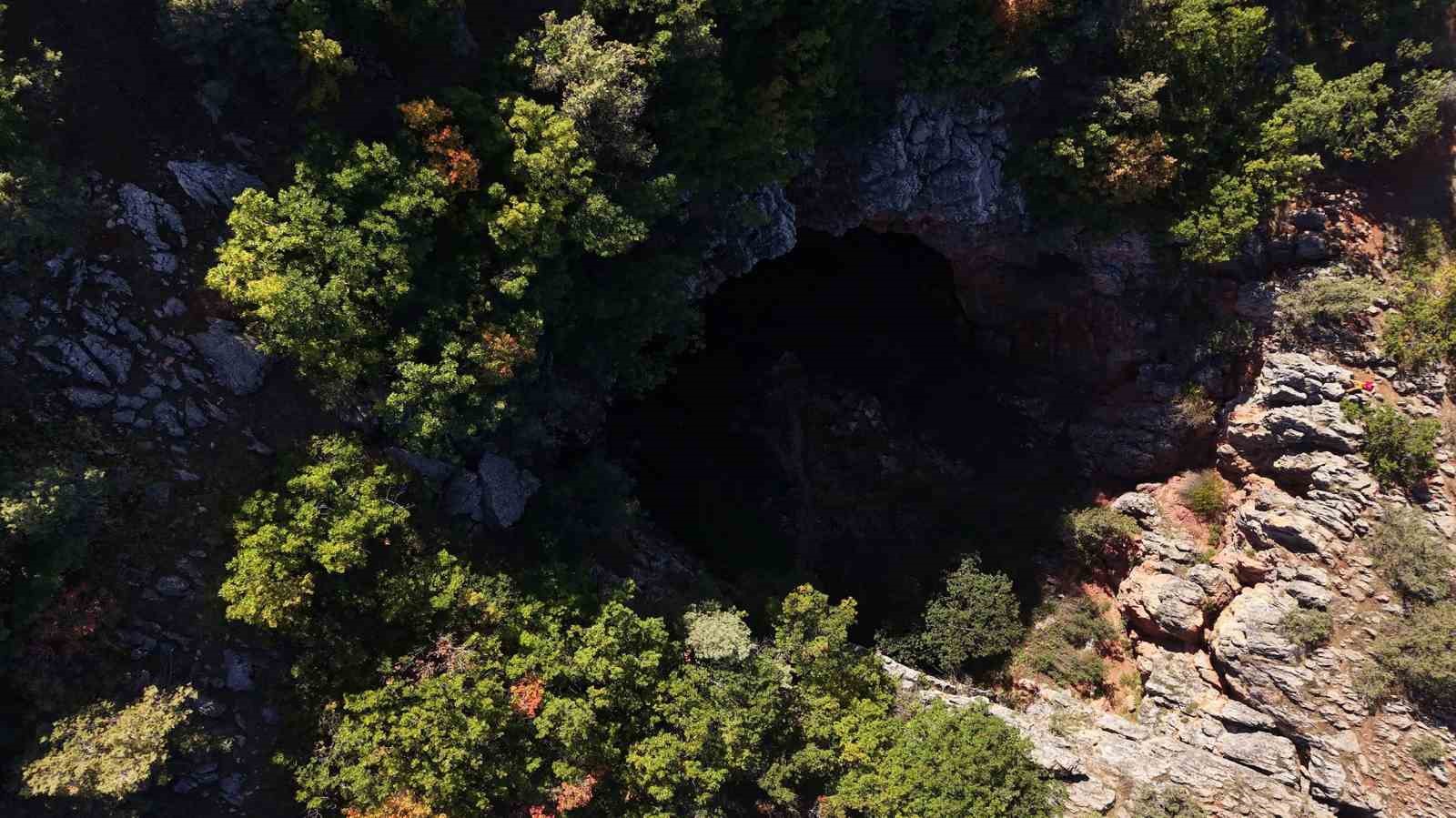 GİRESUN’UN ALUCRA İLÇESİNDE BULUNAN VE İÇERİSİNDE YER ALTI GÖLETİ BARINDIRAN "TEPESİ DELİK OBRUĞU", DOĞASEVERLERİN GERÇEKLEŞTİRDİĞİ YÜRÜYÜŞTE DRONE İLE GÖRÜNTÜLENDİ