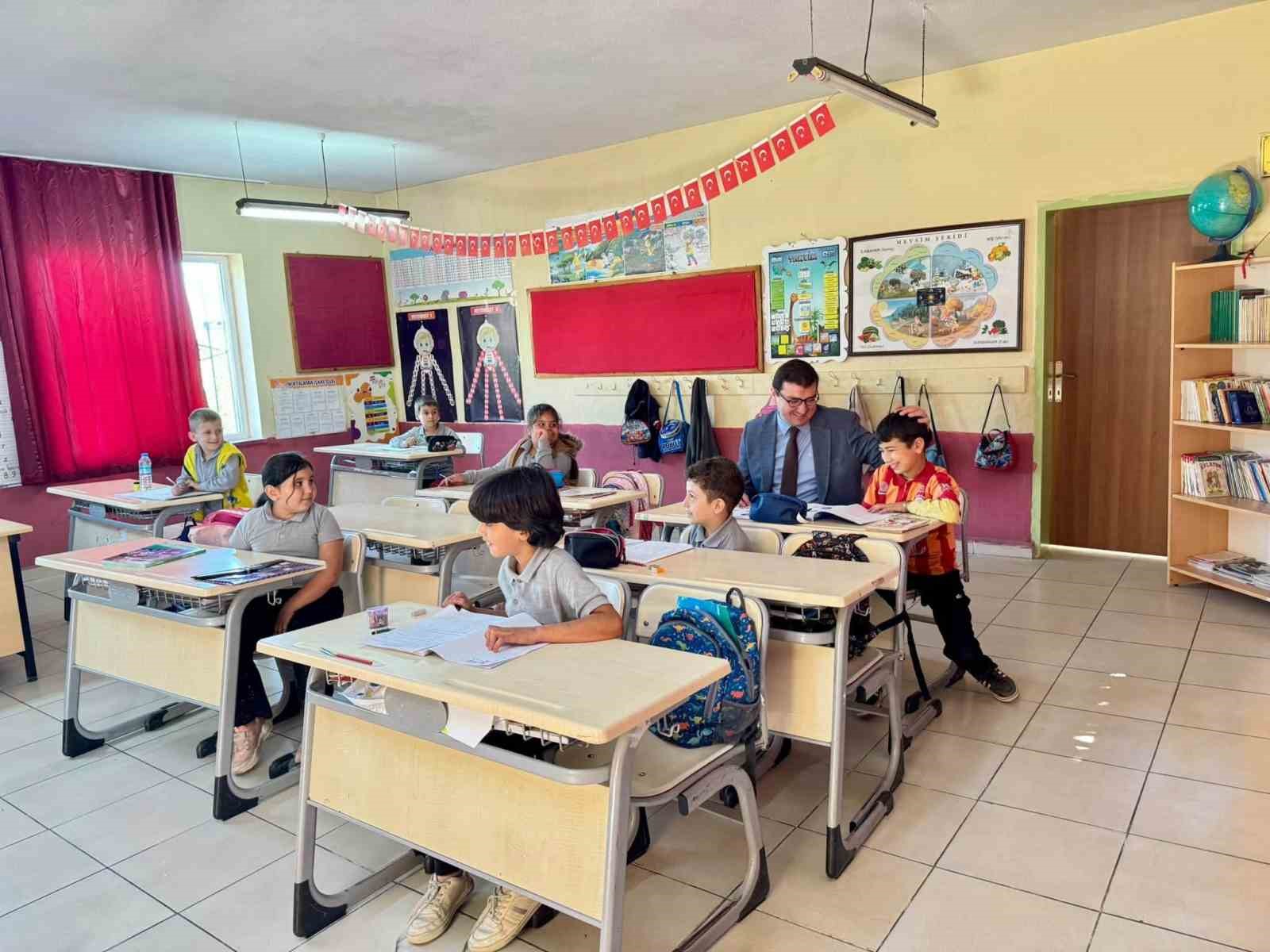AYDIN’IN BOZDOĞAN İLÇESİNDE KAYMAKAM HÜSEYİN ŞAMİL SÖZEN, YAKA İLKOKULU VE ANAOKULU’NU ZİYARET EDEREK OKULUN GENEL DURUMU, EĞİTİM-ÖĞRETİM FAALİYETLERİ VE ÖĞRENCİLERİN İHTİYAÇLARI HAKKINDA BİLGİ ALDI.