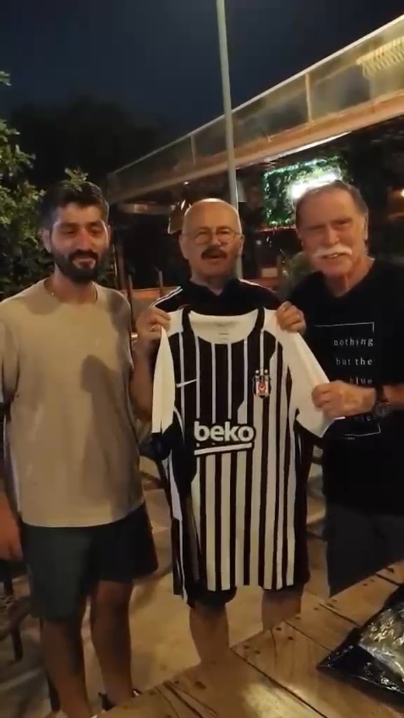 EDİRNE MERKEZ BARUT MAHALLESİ MUHTARI ZEKİ YAŞAGÖR, GENÇLİK YILLARINDA HAYRANLIK DUYDUĞU BEŞİKTAŞ'IN ESKİ FUTBOLCULARINDAN NİKO KOVİ İLE 50 YIL SONRA YUNANİSTAN'IN BAŞKENTİ ATİNA'DA BİR ARAYA GELDİ.