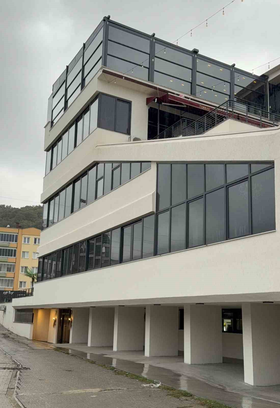 SAMSUN’UN ATAKUM İLÇESİNDE BİR RESTORANIN 4. KATINDA YEMEK SERVİS ASANSÖRÜYLE UĞRAŞTIĞI SIRADA ASANSÖR KABİNİYLE BİRLİKTE ZEMİNE DÜŞEN GARSON OĞUZHAN ŞANLI (31) KALDIRILDIĞI HASTANEDE HAYATINI KAYBETTİ.