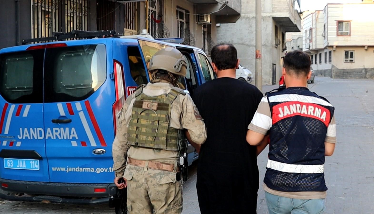 ŞANLIURFA’DA JANDARMA EKİPLERİ TARAFINDAN GERÇEKLEŞTİRİLEN GÖÇMEN KAÇAKÇILIĞI OPERASYONUNDA 10 ORGANİZATÖR HAKKINDA İŞLEM YAPILDI.
