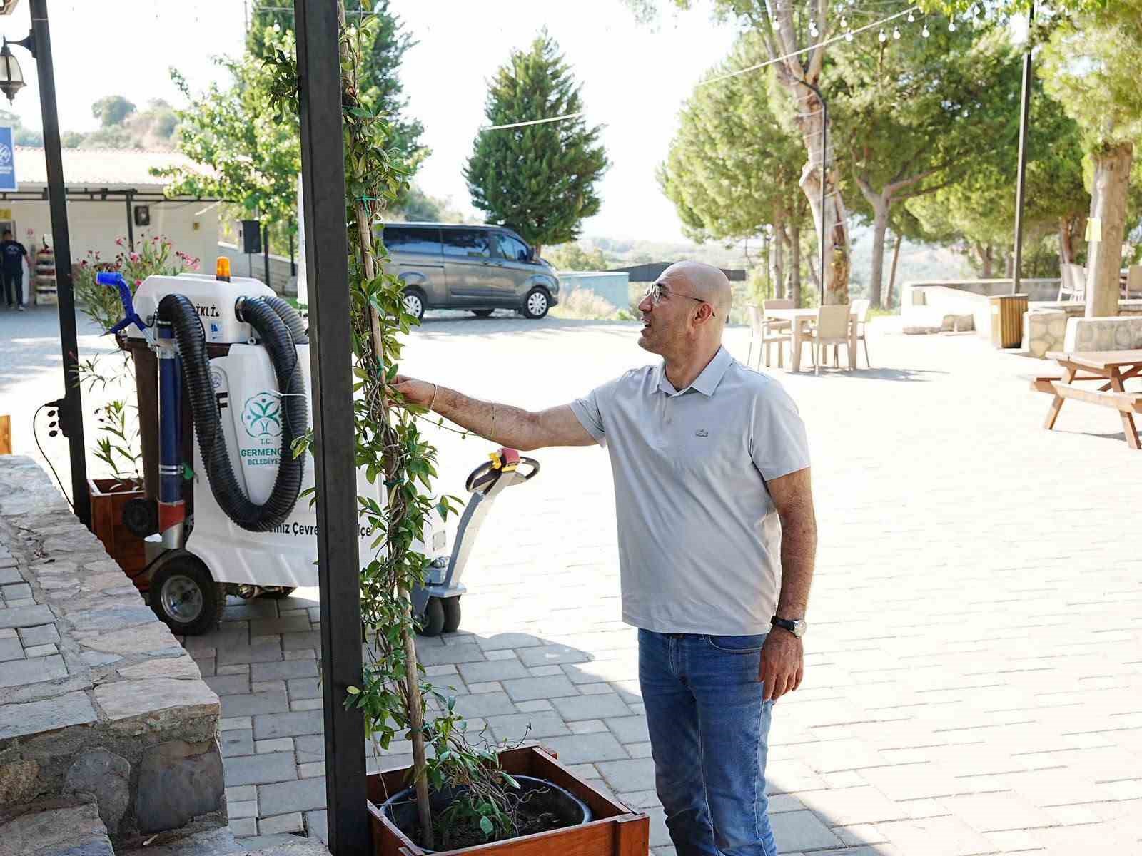 GERMENCİK İLÇESİNİN ÖNEMLİ SEYİR NOKTALARINDAN BİRİ OLAN MURSALLI ŞAHİN TEPESİ MESİRE ALANI’NDA GERÇEKLEŞTİRİLEN PEYZAJ ÇALIŞMALARIYLA ALANIN VATANDAŞLARIN YAZ AKŞAMLARINDA VAKİT GEÇİREBİLECEĞİ BİR NOKTAYA DÖNÜŞTÜRÜLMESİ HEDEFLENİYOR.