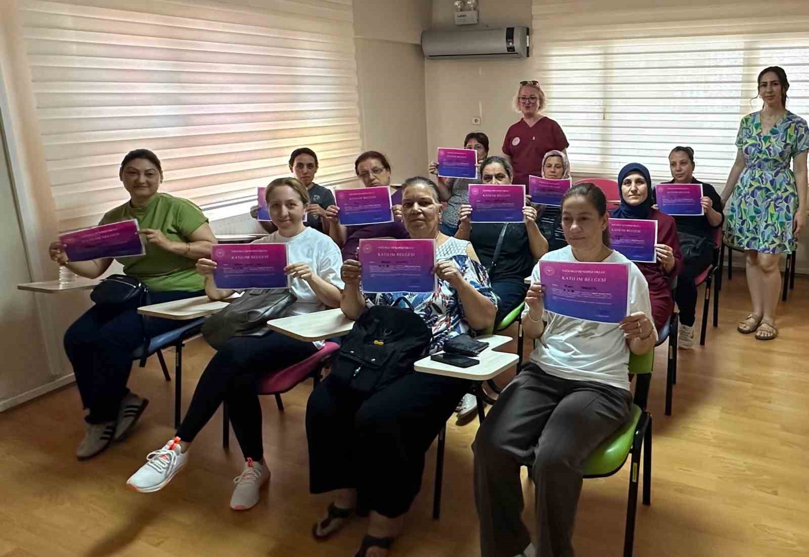 AYDIN'IN SÖKE İLÇESİNDE DÜZENLENEN “SAĞLIKLI MENOPOZ OKULU” EĞİTİMİNDE KADINLARA MENOPOZ DÖNEMİNDE SAĞLIĞIN KORUNMASI, DENGELİ BESLENME, FİZİKSEL AKTİVİTE VE SAĞLIKLI YAŞAM KONUSUNDA BİLGİLER VERİLDİ.