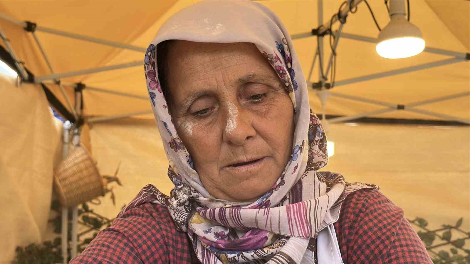SAKARYA’DA EŞİNİ KAYBETTİKTEN SONRA 3 ÇOCUĞUYLA HAYAT MÜCADELESİ VEREN 54 YAŞINDAKİ MUAZZEZ AKDOĞDU, YAŞADIĞI TÜM ZORLUKLARA RAĞMEN ÇALIŞMAKTAN VAZGEÇMEDİ.