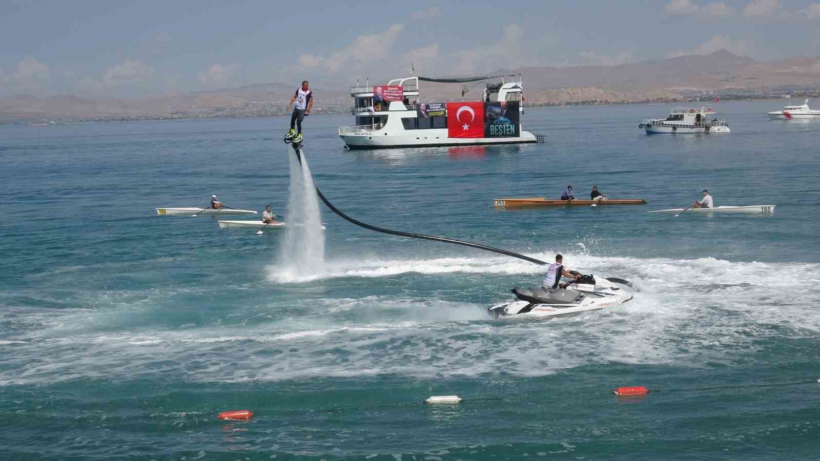 VAN’DA BU YIL İKİNCİSİ DÜZENLENEN GÖLFEST, GENÇLERİ KÜLTÜR, SANAT VE SPOR ETKİNLİKLERİNDE BULUŞTURURKEN, VAN GÖLÜ SAHİLİNDEKİ SU SPORLARI GÖSTERİLERİ FESTİVALE RENK KATTI.