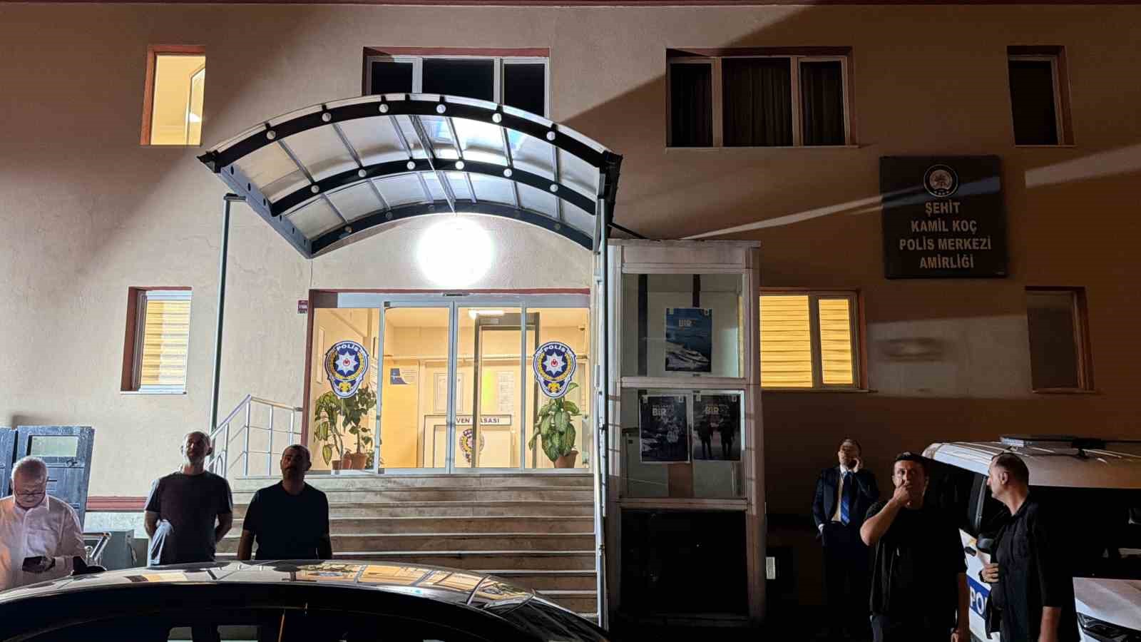 TRABZON'UN ARSİN İLÇE EMNİYET MÜDÜRLÜĞÜ BİNASI YANINDA BULUNAN ARAÇLARIN ÜZERİNE DÜŞEN İNSANSIZ HAVA ARACI PATLADI. 3 ARAÇTA MADDİ HASAR MEYDANA GELDİ.