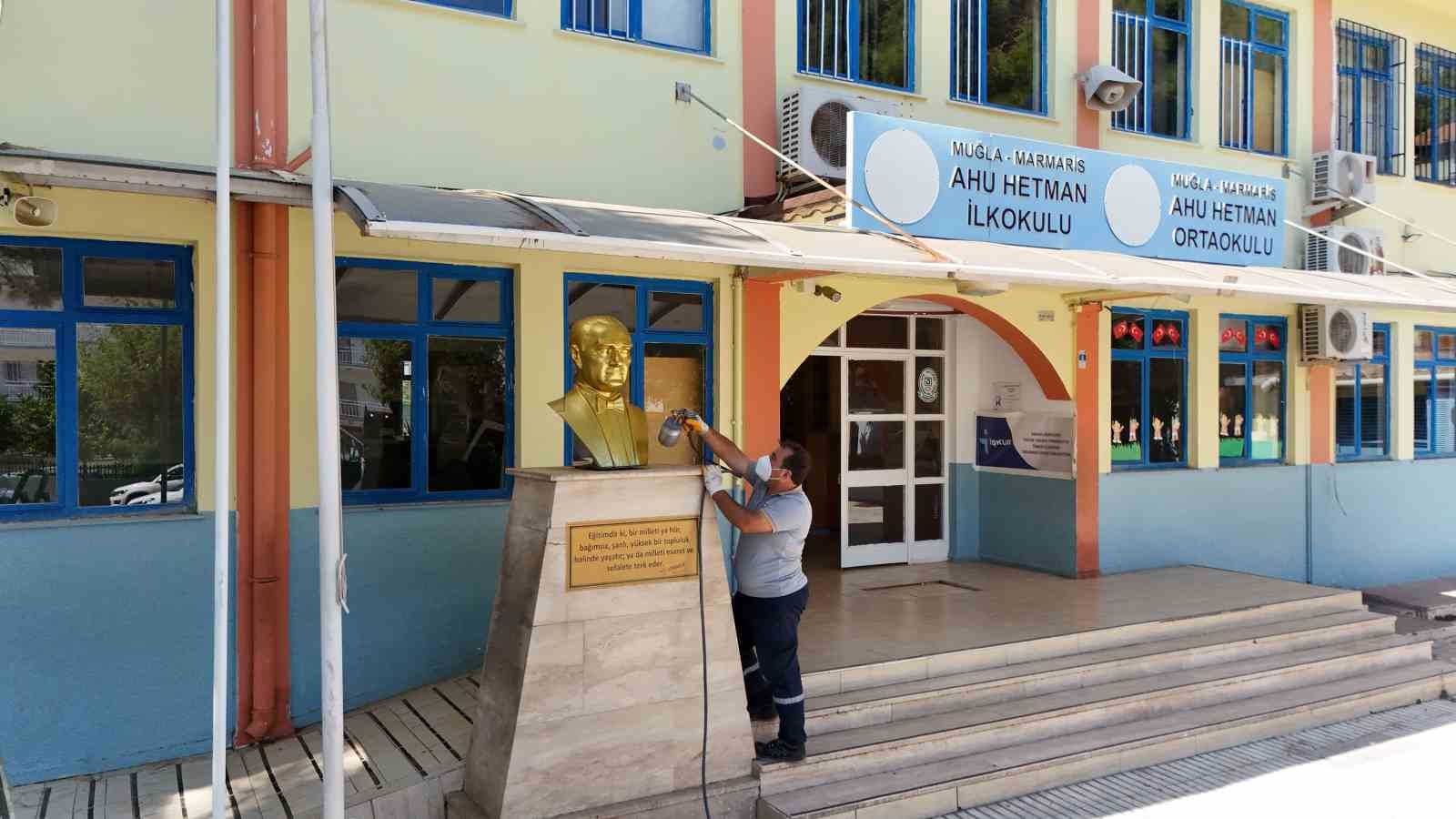 MARMARİS BELEDİYESİ, YENİ EĞİTİM - ÖĞRETİM YILI ÖNCESİNDE İLÇE GENELİNDEKİ DEVLET OKULLARININ BAHÇELERİNDE BAKIM, ONARIM, BOYA VE ÇEVRE DÜZENLEME ÇALIŞMALARINA BAŞLADI.
