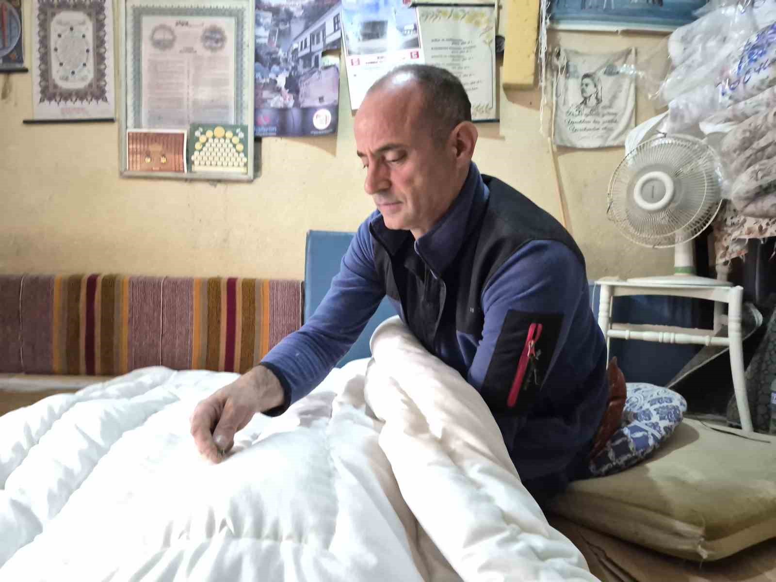 ESKİŞEHİR'DE SONBAHAR MEVSİMİNİN GELMESİ VE HAVALARIN SOĞUMASIYLA BİRLİKTE EL YAPIMI DOĞAL YÜN YORGAN TALEPLERİ ARTTI.