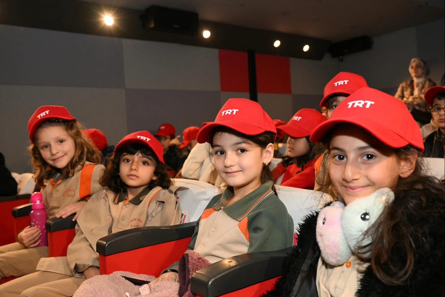 SİNEMAYA GİTME İMKANI BULAMAYAN ÇOCUKLARI BEYAZ PERDEYLE TANIŞTIRAN TRT SİNEMA TIRI’NIN 18. DURAĞI ERZURUM OLDU. KENTTE YAKLAŞIK 5 BİN ÖĞRENCİYİ AĞIRLAYAN PROJEYİ ZİYARET EDEN ERZURUM VALİSİ AYDIN BARUŞ, YERLİ VE MİLLİ YAPIMLARIN ÇOCUKLARIN EĞİTİMİNDEKİ ÖNEMİNE DİKKAT ÇEKTİ.
