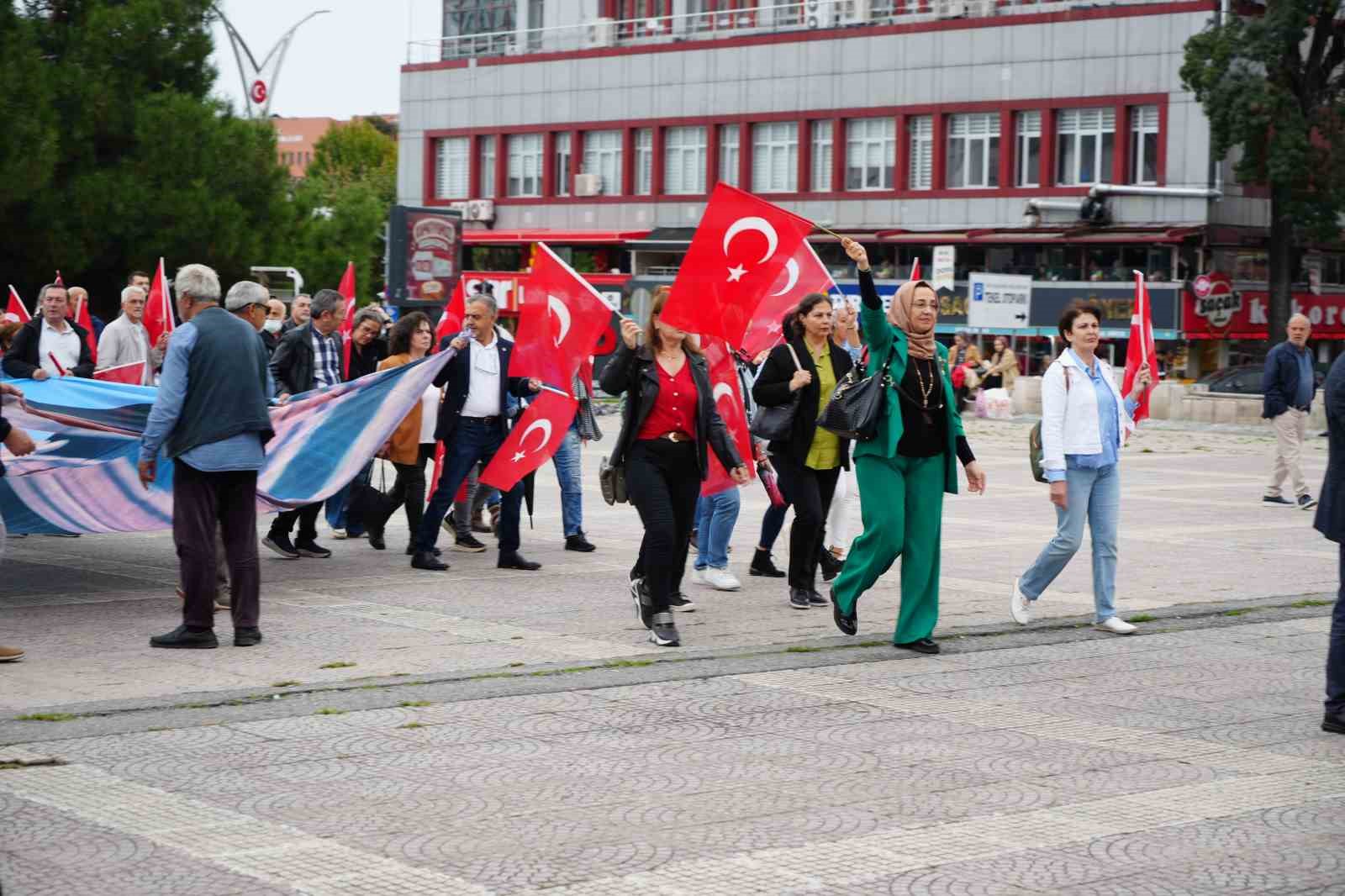 SAMSUN'DA 17 EKİM ASTSUBAYLAR GÜNÜ DOLAYISIYLA YÜRÜYÜŞ DÜZENLEYEN EMEKLİ ASTSUBAYLAR, TAZMİNAT VE ÖZLÜK HAKLARININ İYİLEŞTİRİLMESİNİ İSTEDİ.
