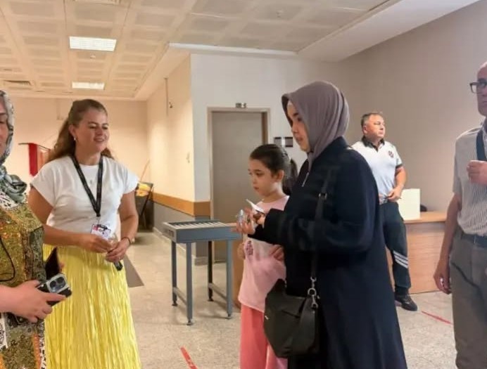 NAZİLLİ DEVLET HASTANESİ’NDE AŞIRI SICAKLARIN SAĞLIK ÜZERİNDEKİ OLUMSUZ ETKİLERİNE DİKKAT ÇEKMEK VE VATANDAŞLARI SICAK HAVALARA KARŞI ALINMASI GEREKEN ÖNLEMLER KONUSUNDA BİLİNÇLENDİRMEK AMACIYLA BİLGİLENDİRME STANDI AÇILDI.