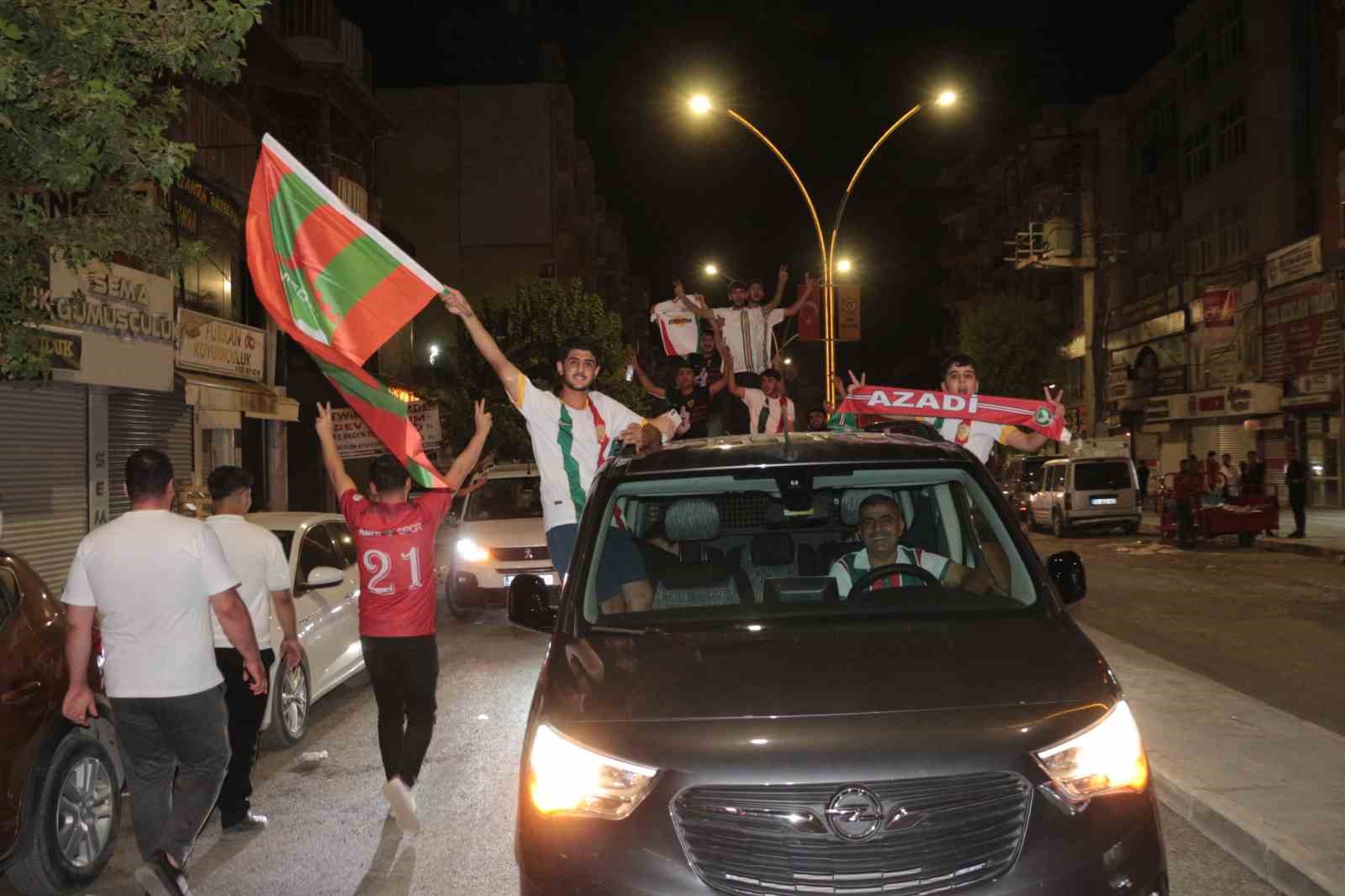 TRENDYOL SÜPER LİG’İN 6. HAFTASINDA AMED SPORTİF FAALİYETLER’İN SAHASINDA BEŞİKTAŞ’I 3-2 MAĞLUP ETMESİ, DİYARBAKIR’IN YANI SIRA ŞIRNAK’IN CİZRE İLÇESİNDE DE SOKAKLARI PANAYIR ALANINA ÇEVİRDİ.