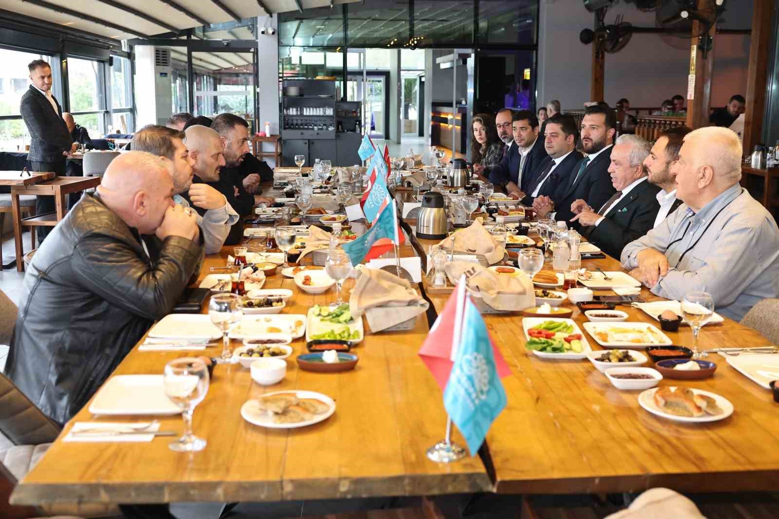 NİLÜFER BELEDİYE BAŞKANI ŞADİ ÖZDEMİR, YEŞİL-BEYAZLI KULÜBÜN TRİBÜN TEMSİLCİLERİYLE KAHVALTIDA BULUŞTU. BURSASPOR’UN BU KENTİN ORTAK DEĞERİ OLDUĞUNU BELİRTEN BAŞKAN ŞADİ ÖZDEMİR, "HEPİMİZ BU DEĞERE SAHİP ÇIKMALIYIZ" DEDİ.