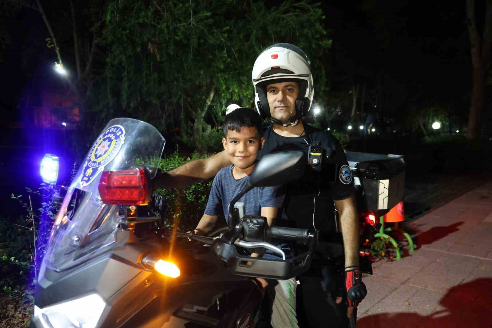 HALİM ÜNÜVAR POLİS MOTOSİKLETİNE BİNERKEN