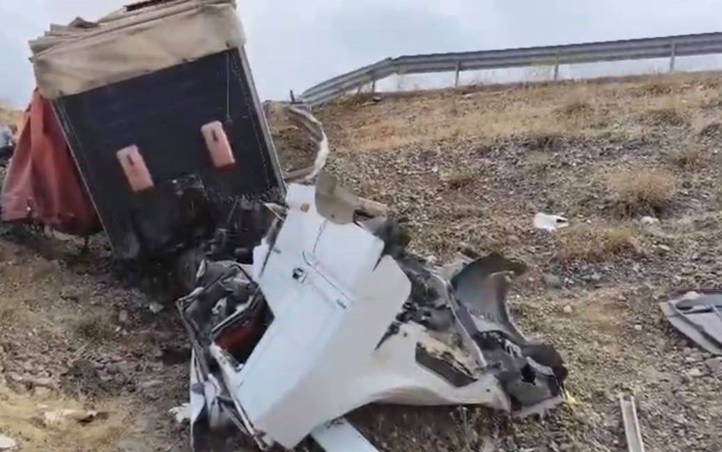 GAZİANTEP'İN İSLAHİYE İLÇESİNDE YAĞIŞ NEDENİYLE KAYGANLAŞAN YOLDA KONTROLDEN ÇIKAN TIR, SAVRULARAK YOL KENARINDAKİ ŞARAMPOLE UÇTU.