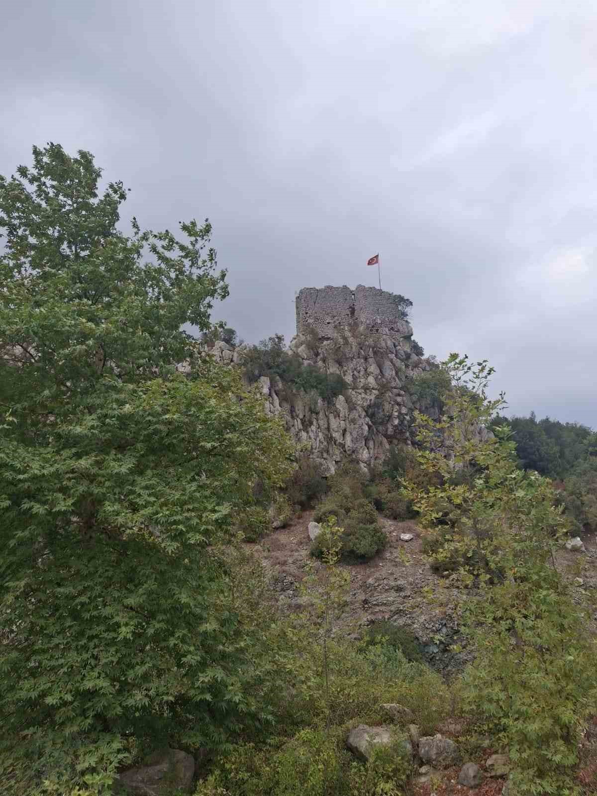 KAHRAMANMARAŞ’IN ANDIRIN İLÇESİNDE SARP KAYALIKLAR ÜZERİNDE YÜKSELEN VE 4. YÜZYIL ROMA DÖNEMİ'NE DAYANAN 16 ASIRLIK HAŞTIRIN KALESİ, GÖRKEMLİ YAPISIYLA ZAMANA MEYDAN OKUYOR