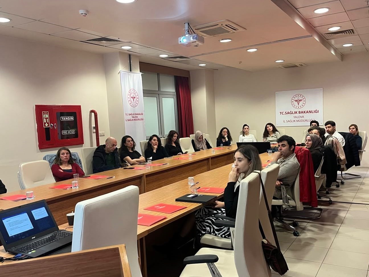YALOVA’DA AFET VE ACİL DURUMLAR SONRASINDA SUNULACAK PSİKOSOSYAL DESTEK HİZMETLERİNİN NİTELİĞİNİN ARTIRILMASI VE MÜDAHALE KAPASİTESİNİN GÜÇLENDİRİLMESİ AMACIYLA PERSONELE YÖNELİK "AFET VE ACİL DURUMLARDA PSİKOLOJİK İLK YARDIM EĞİTİMİ" DÜZENLENDİ.