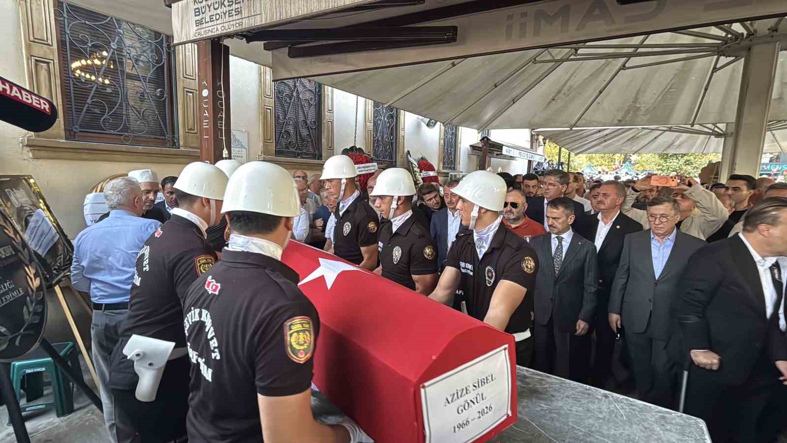 AK PARTİ 23 VE 24. DÖNEM KOCAELİ MİLLETVEKİLİ AZİZE SİBEL GÖNÜL, İZMİT’TE KILINAN CENAZE NAMAZININ ARDINDAN KENT MEZARLIĞI’NDA TOPRAĞA VERİLDİ.