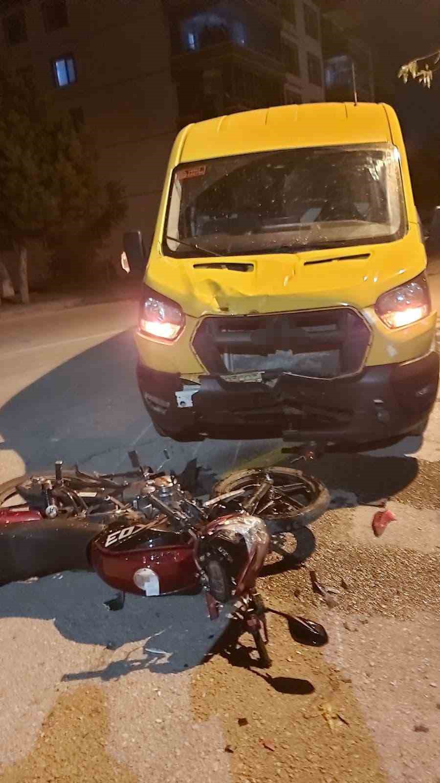 BOLU’DA MOTOSİKLET İLE PANELVANIN ÇARPIŞTIĞI KAZADA MOTOSİKLET SÜRÜCÜSÜ C.D. YARALANDI.