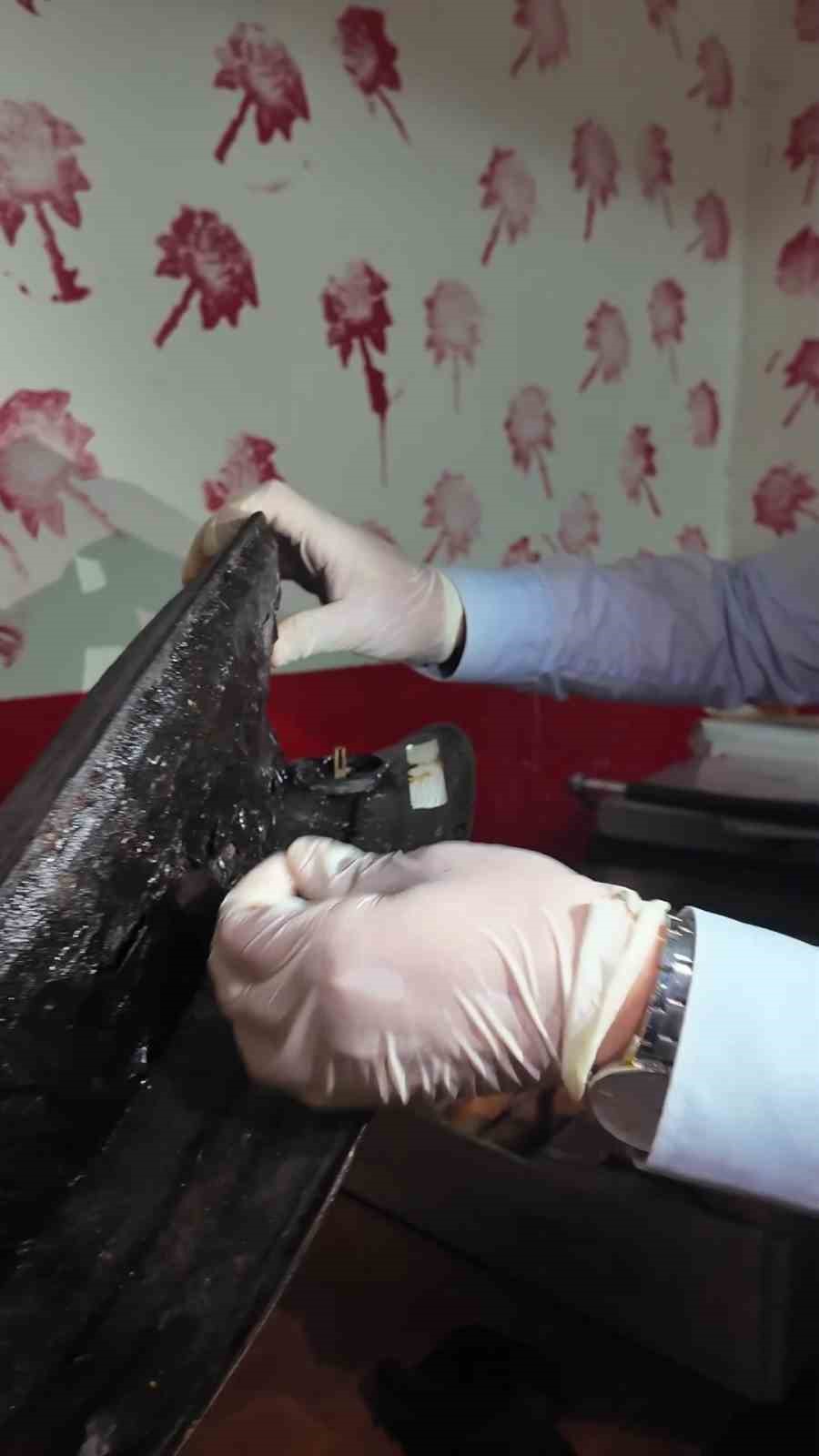 DENETİMLER ESNASINDA MİDE BULANDIRAN GÖRÜNTÜLERE TEPKİ GÖSTEREN ZABITA MÜDÜRÜ, "BUNLARA BİZ MÜSAADE EDEMEYİZ, BU TOST MAKİNESİNDEN TOST YER MİSİNİZ" DİYEREK TEPKİ GÖSTERDİ.