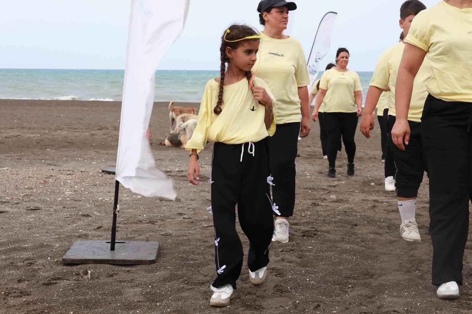 SAMANDAĞ ÇEVLİK SAHİLİ’NDE DÜZENLENEN SABAH SPORU ETKİNLİĞİNE FARKLI YAŞ GRUPLARINDAN VATANDAŞLAR KATILDI.