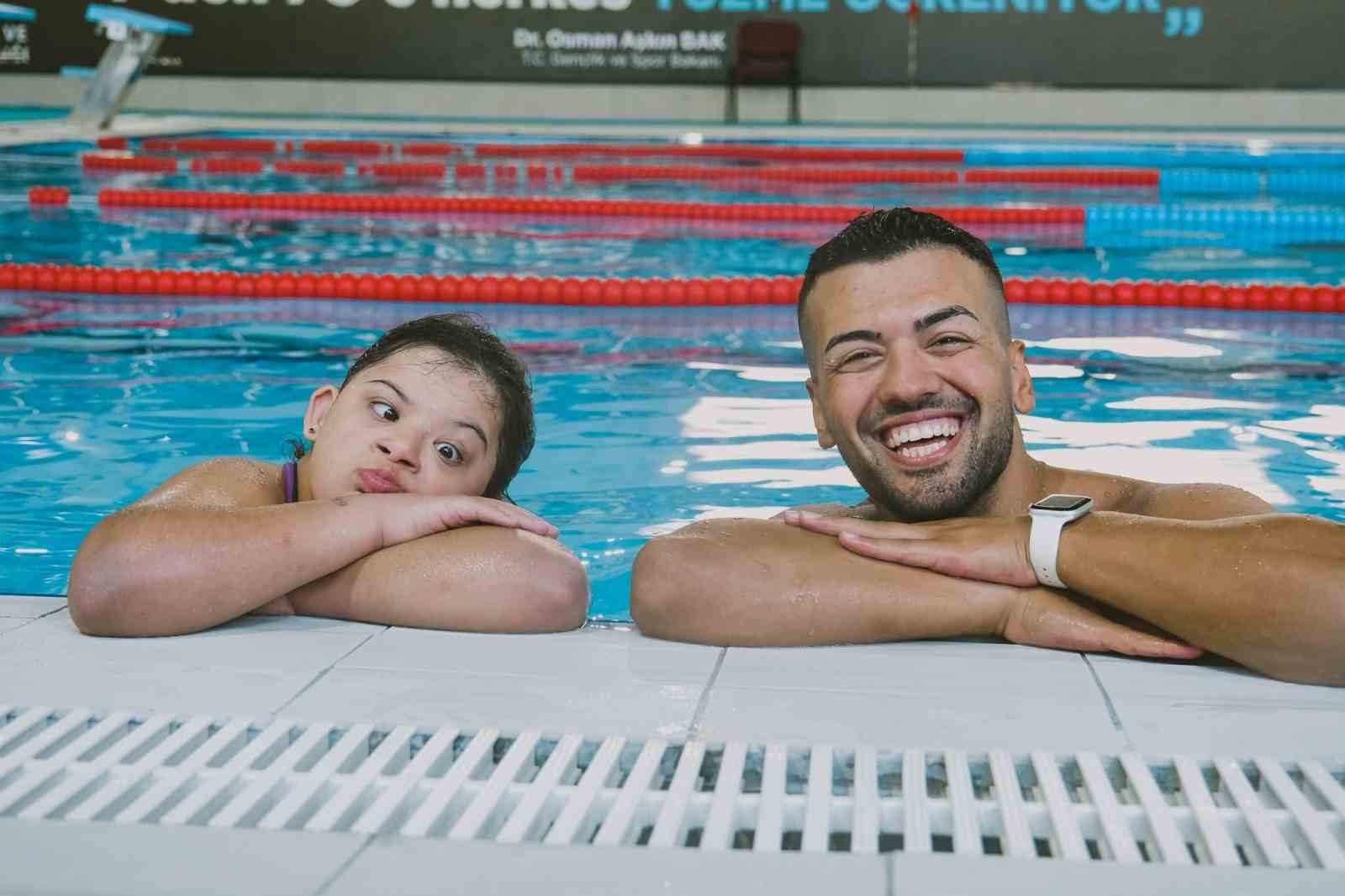 AYDIN’DA ÖZEL SPORCULAR, PINARBAŞI YÜZME HAVUZU’NDA DÜZENLENEN ÇALIŞMALARLA YÜZME SPORUYLA BULUŞTURULUYOR.