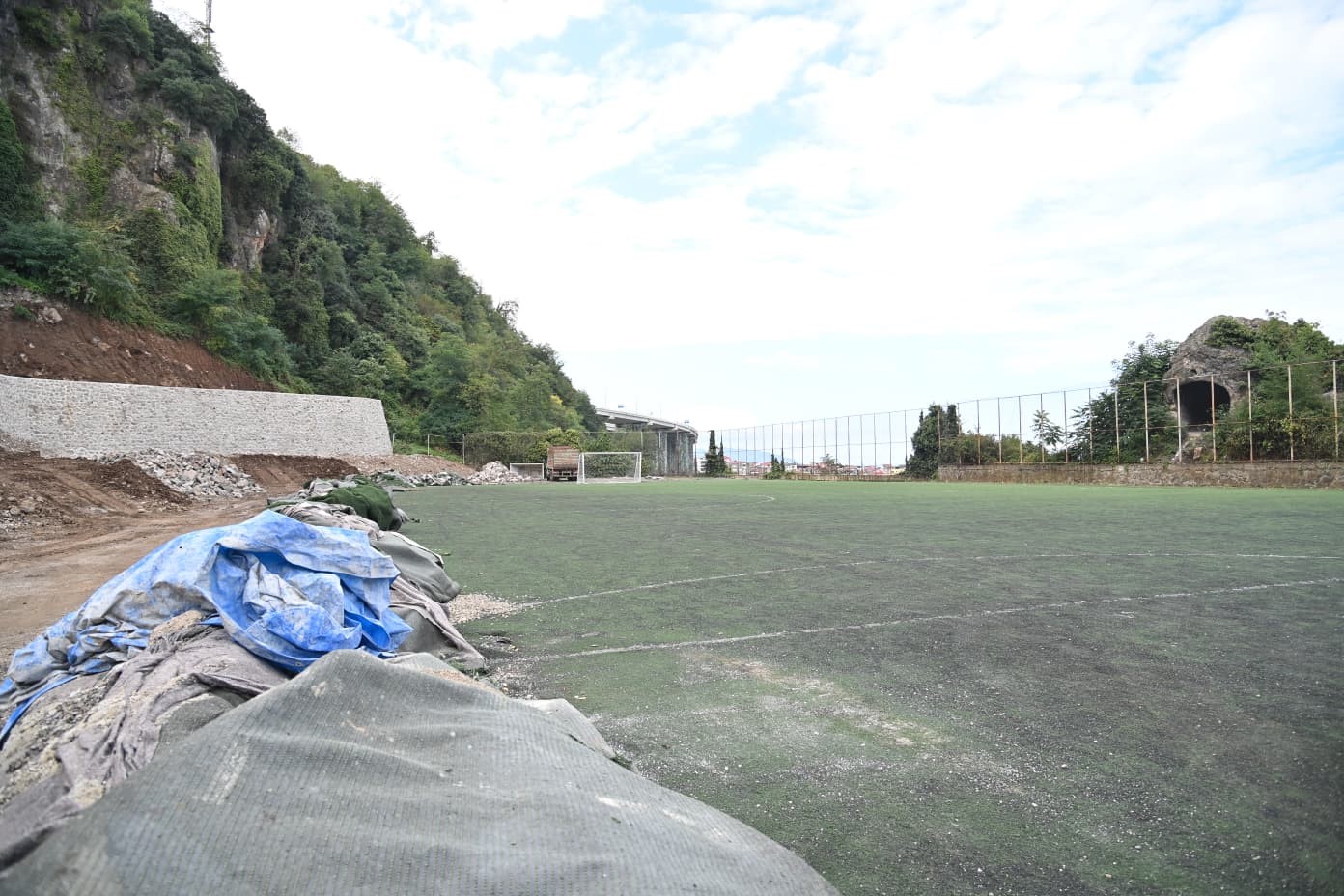 TRABZON'UN ORTAHİSAR İLÇESİ ESENTEPE MAHALLESİ’NDE BULUNAN MAŞATLIK FUTBOL SAHASI ÇEVRESİNDE YAPILAN DUVAR ÇALIŞMASI İLE TAŞ VE KAYA DÜŞMELERİNE KARŞI GÜVENLİ HALE GETİRİLİYOR.