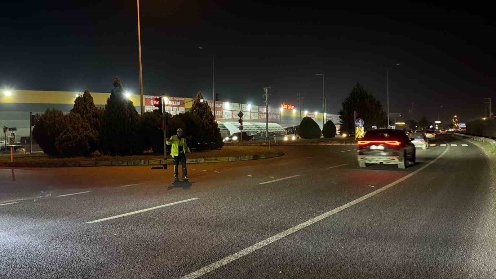 DÜZCE’DE AKŞAM SAATLERİNDE MEYDANA GELEN TRAFİK KAZASI NEDENİYLE OLUŞAN YOĞUNLUKTA AMBULANS TRAFİKTE KALDI. BÖLGE TRAFİK EKİPLERİ, SİNYALİZASYON SİSTEMİNE MÜDAHALE EDEREK AMBULANSIN HIZLA GEÇİŞİNİ SAĞLADI.
