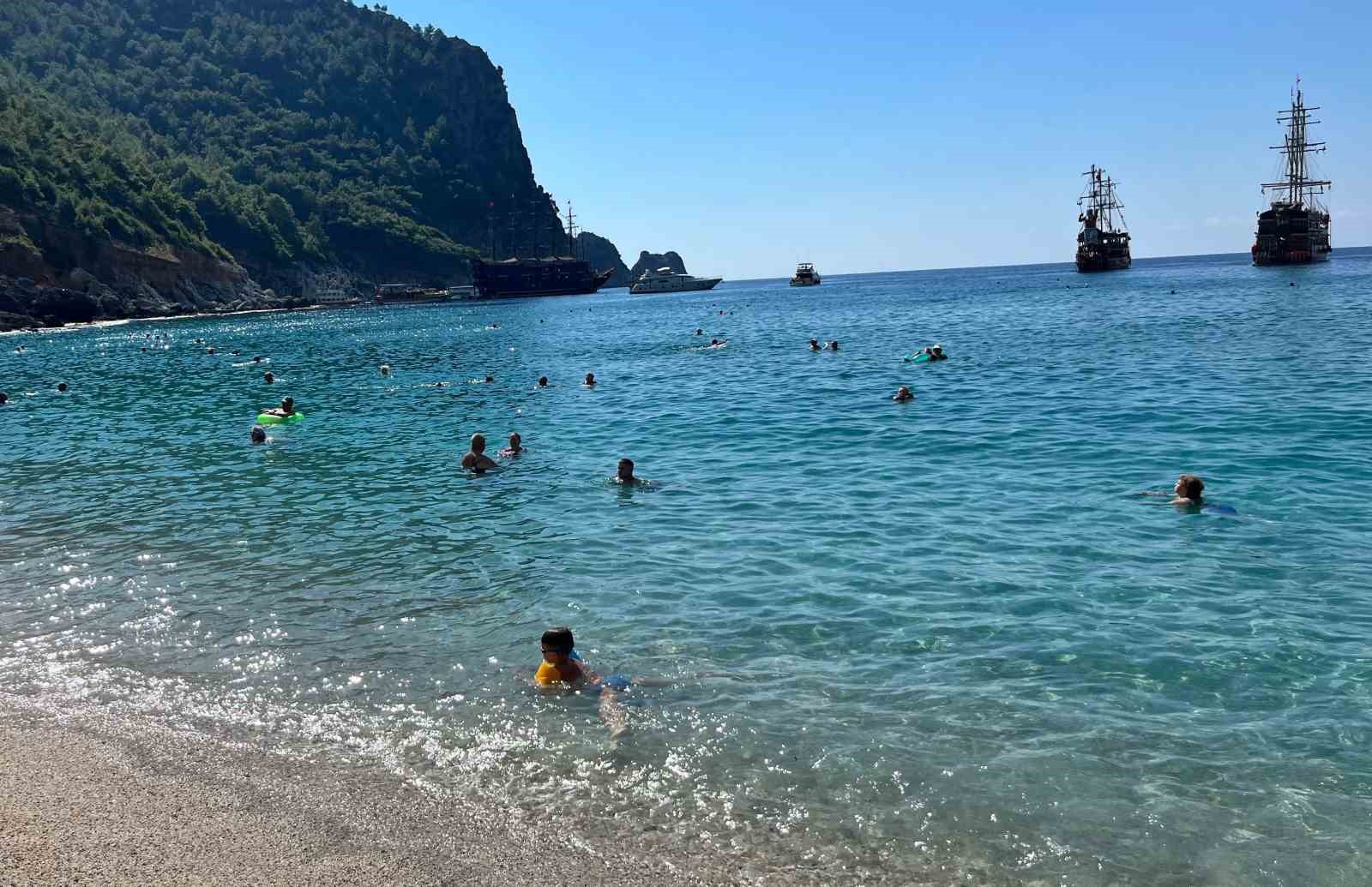 TÜRKİYE'NİN BİRÇOK BÖLGESİNDE HAVA SICAKLIKLARININ DÜŞMESİYLE KIŞLIK KIYAFETLER GARDIROPLARDAN ÇIKARILIRKEN, TURİZM KENTİ ALANYA'DA YAZDAN KALMA GÜNLER YAŞANIYOR.