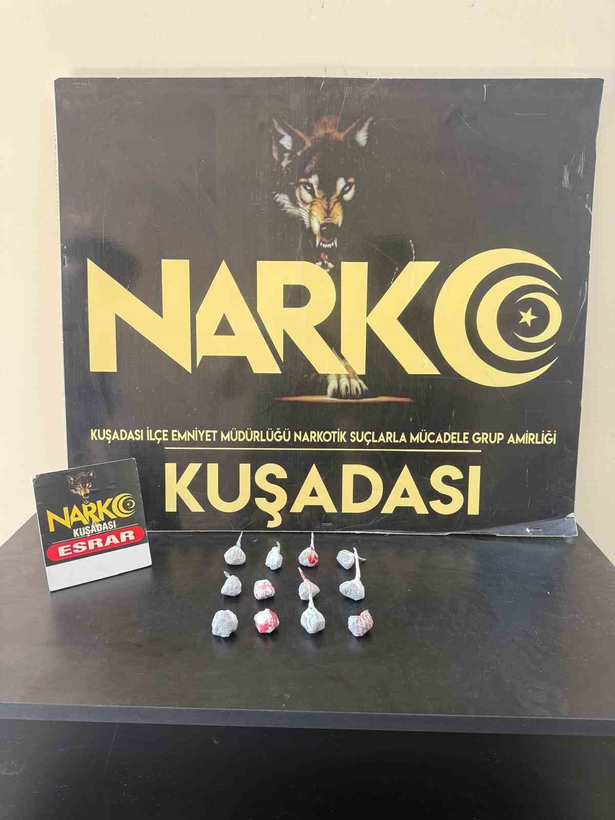 AYDIN’IN KUŞADASI İLÇESİNDE UYUŞTURUCU MADDE TİCARETİNİN ÖNLENMESİNE YÖNELİK DÜZENLENEN OPERASYONDA 14,90 GRAM ESRAR ELE GEÇİRİLDİ. OPERASYONDA GÖZALTINA ALINAN 1 ŞÜPHELİ, ÇIKARILDIĞI ADLİ MAKAMLARCA TUTUKLANDI.